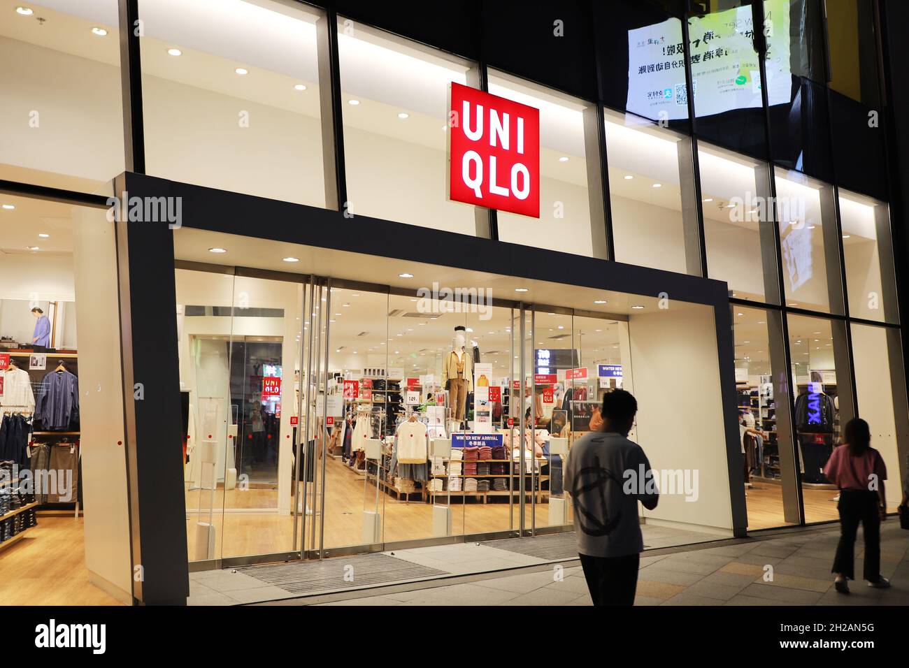 SHENZHEN, CHINA - OCTOBER 20, 2021 - A Uniqlo store for branded clothing is  seen in Shenzhen, Guangdong Province, China, On October 20, 2021. (Photo by  Wang Jianfeng / Costfoto/Sipa USA Stock Photo - Alamy