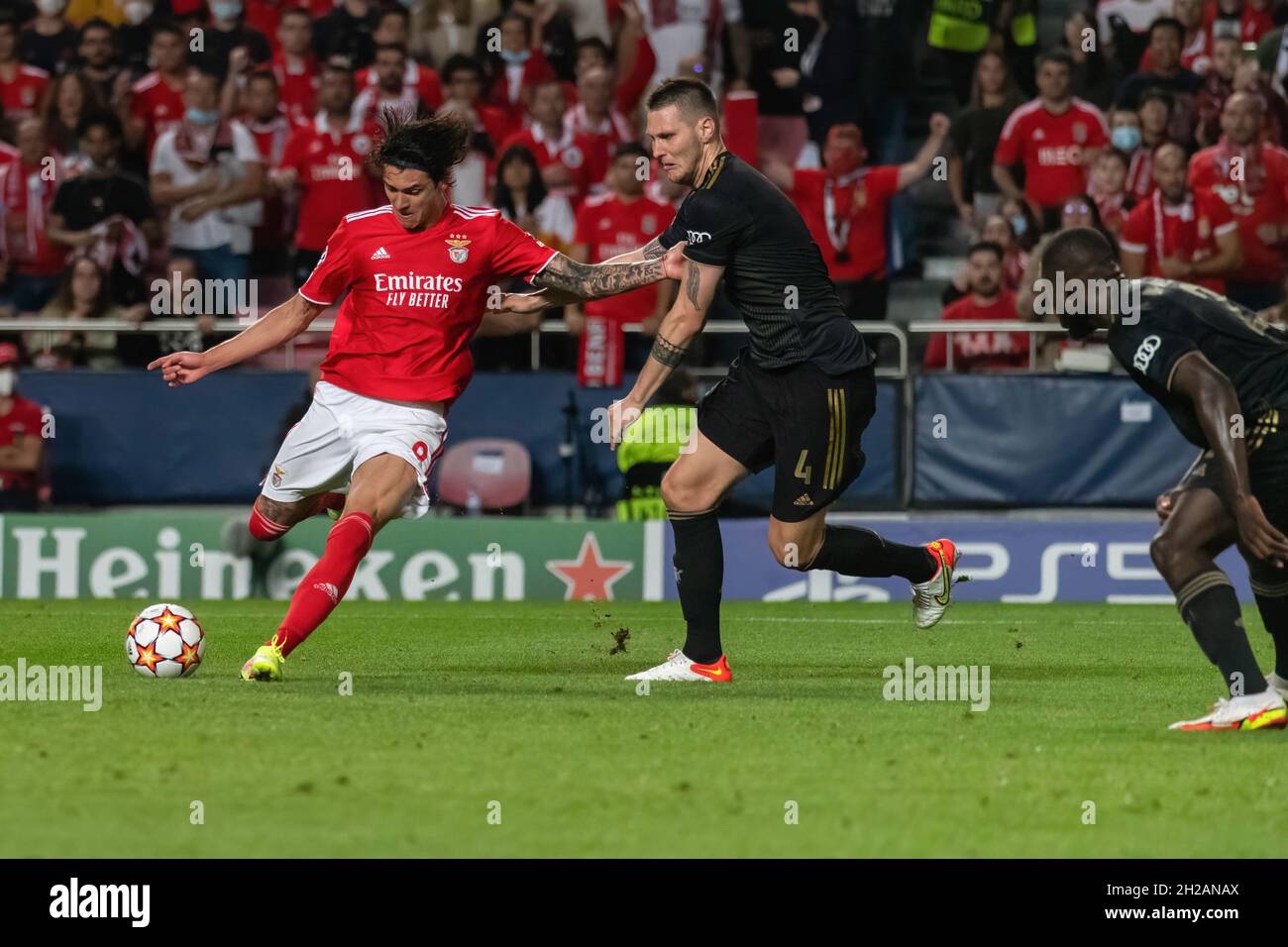 Lisbon, Portugal. 20th Oct, 2021. Darwin Nunez of SL Benfica (left) and Niklas Sule (center) of FC Bayern Munich in action during the UEFA Champions League match between SL Benfica and FC Bayern Munich at Estadio da Luz stadium.Final score; SL Benfica 0:4 FC Bayern Munich. Credit: SOPA Images Limited/Alamy Live News Stock Photo
