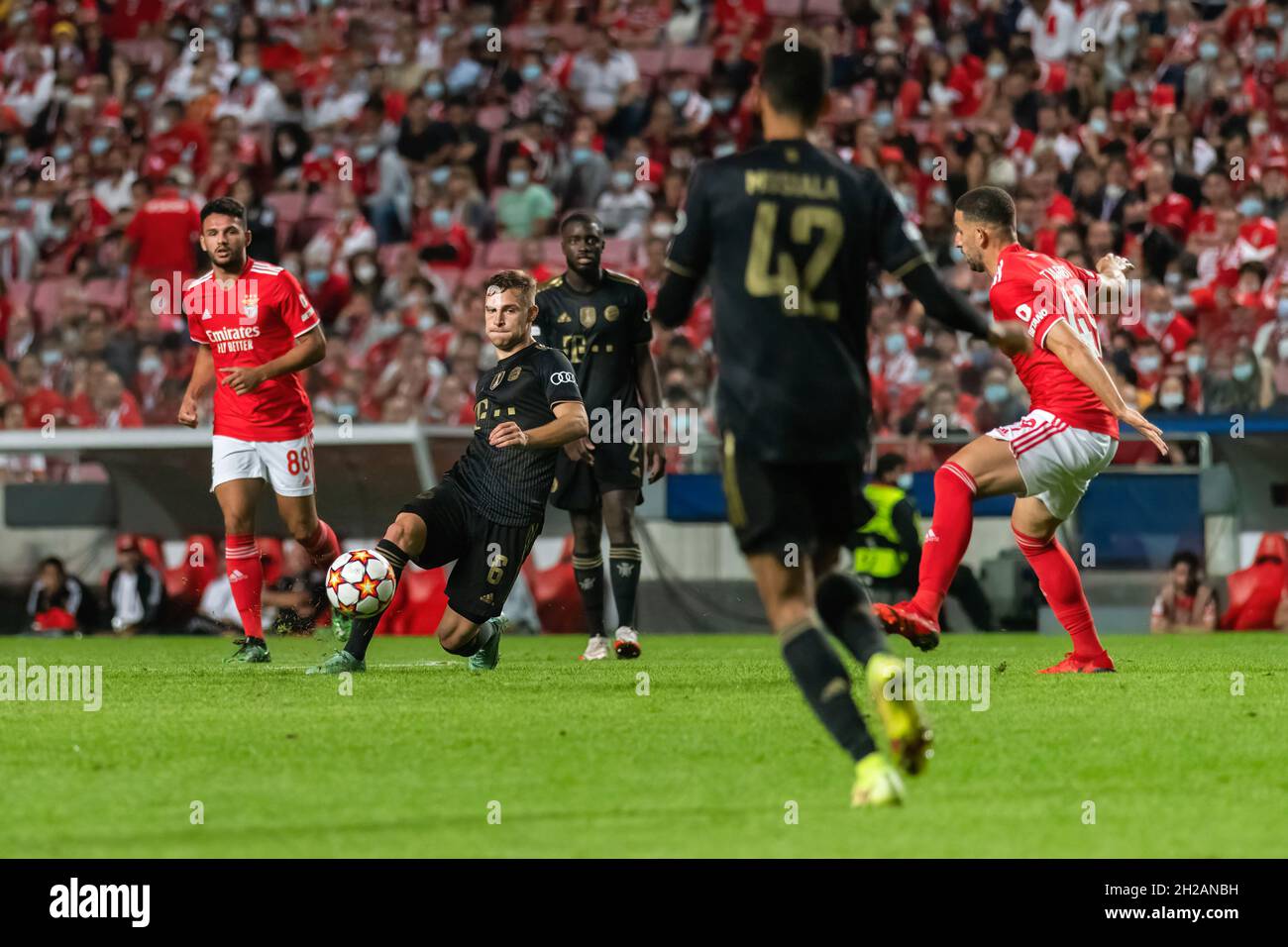 Joshua Kimmich (2nd left) of FC Bayern Munich in action during the UEFA  Champions League match between SL Benfica and FC Bayern Munich at Estadio  da Luz stadium.Final score; SL Benfica 0:4