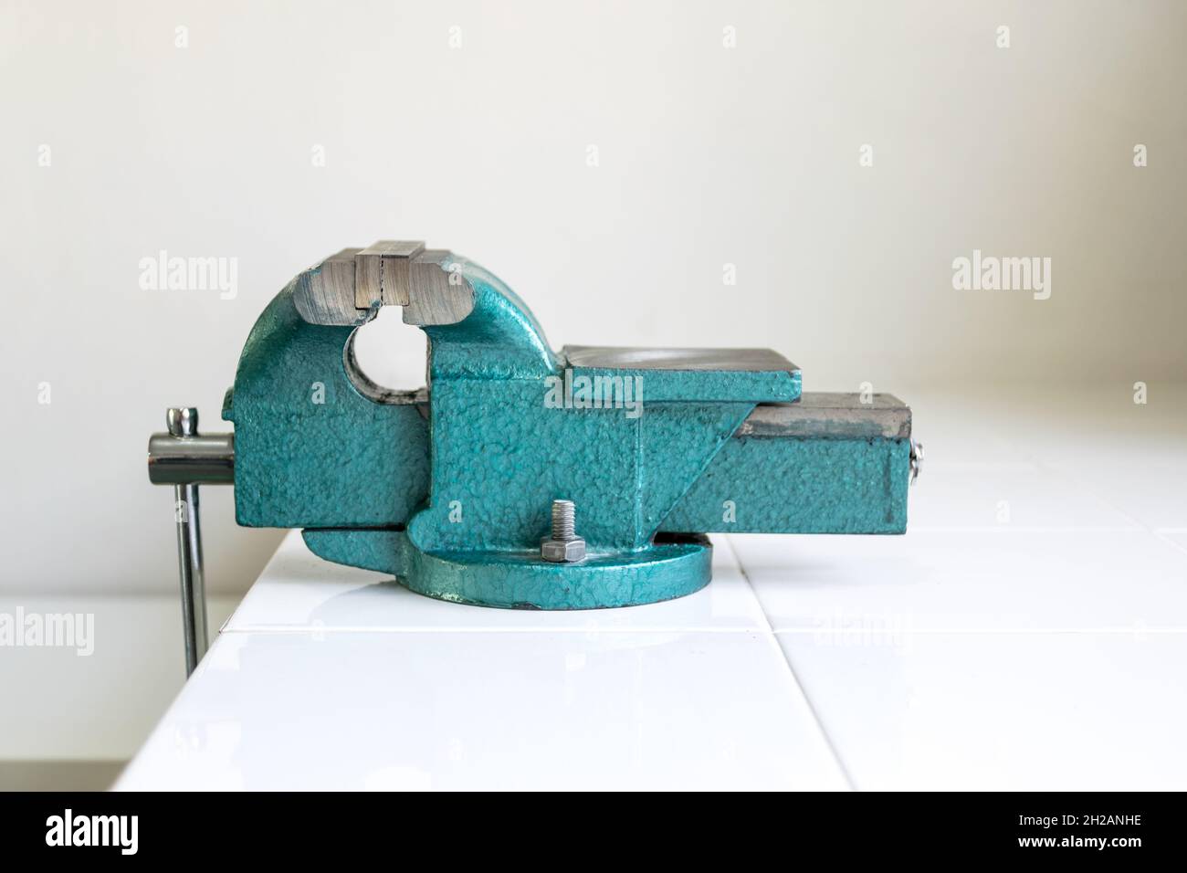 Bench clamps are an important tool in engineering and industrial design