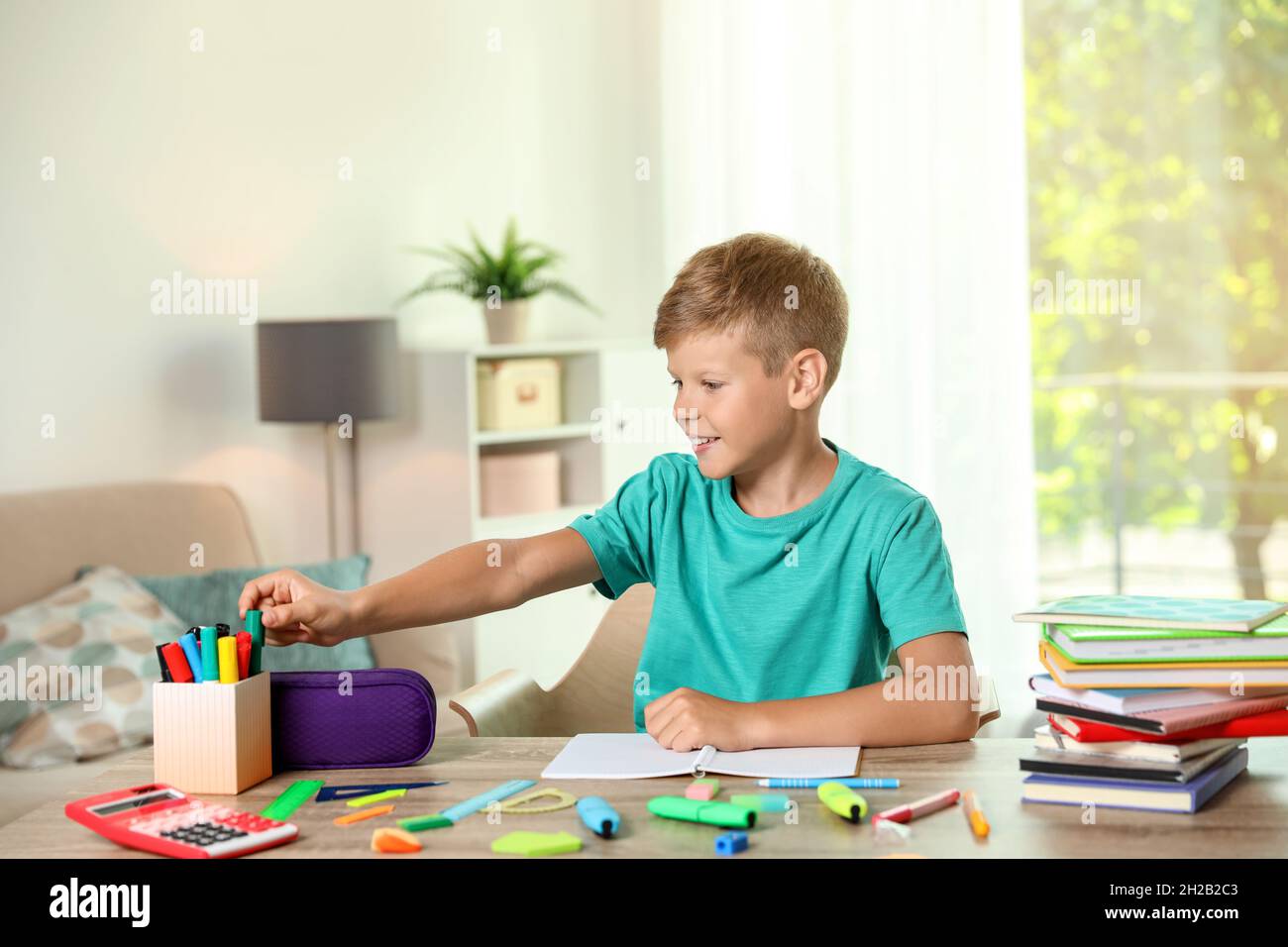 Doing school. Стол для домашнего задания. Столик для домашнего задания. Homework Table. Мальчик создающий вид работы фото.