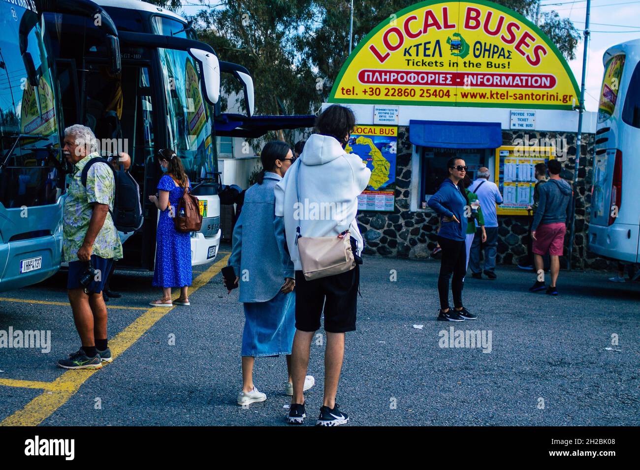 Santorini Fira Greece October 20 2021 Crowd Of Tourists At The Bus Station All The Buses Depart And Finish Their Routes 6 Destinations Includi Stock Photo Alamy