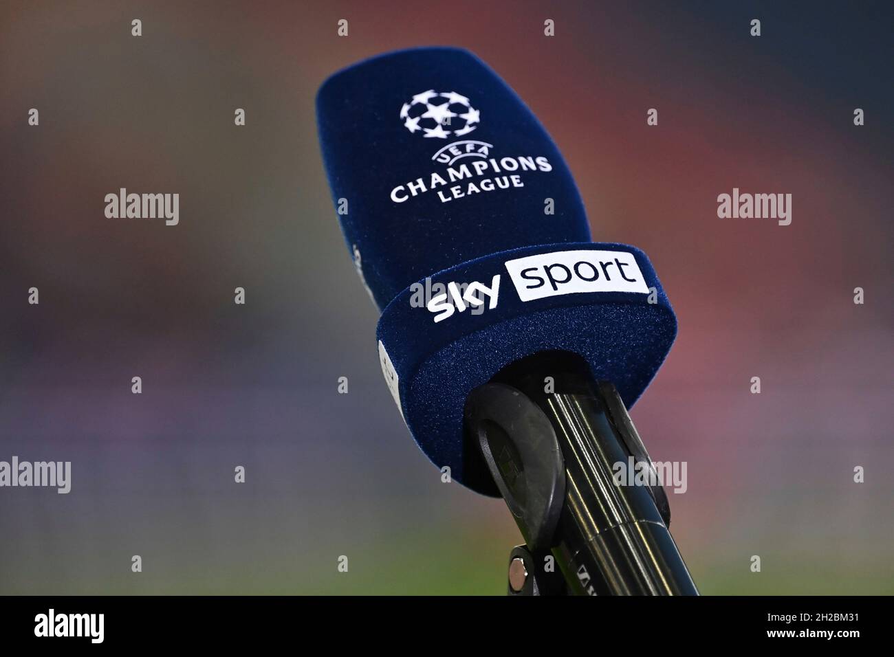 Edge motif, feature microphone, microphones with Champions League logo, SKY  SPORT television broadcast, television channel, Pay TV, payment channel, FC  Salzburg - VFL Wolfsburg 3-1, Soccer Champions League, Group G, 3rd matchday
