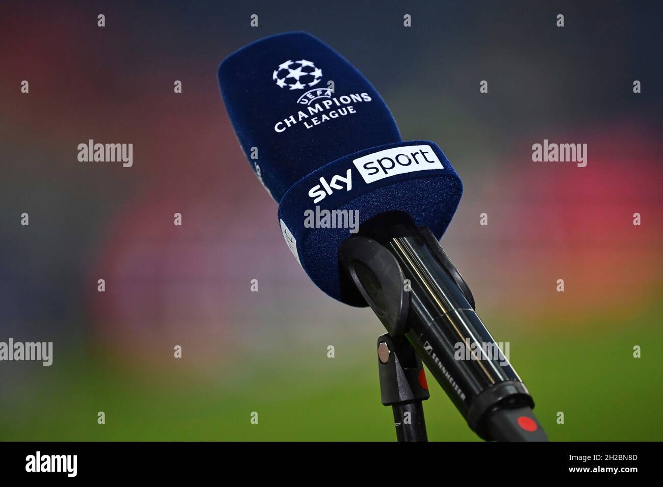 Edge motif, feature microphone, microphones with Champions League logo, SKY SPORT television broadcast, television channel, Pay TV, payment channel, FC Salzburg - VFL Wolfsburg 3-1, Soccer Champions League, Group G, 3rd matchday on October 20, 2021, at the Salzburg stadium Stock Photo