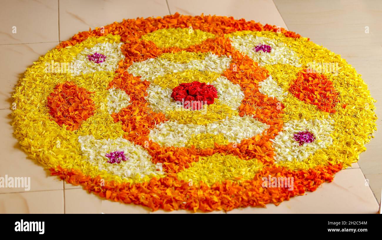 kerala onam pookkalam with flowers Stock Photo - Alamy, image size:1300x817