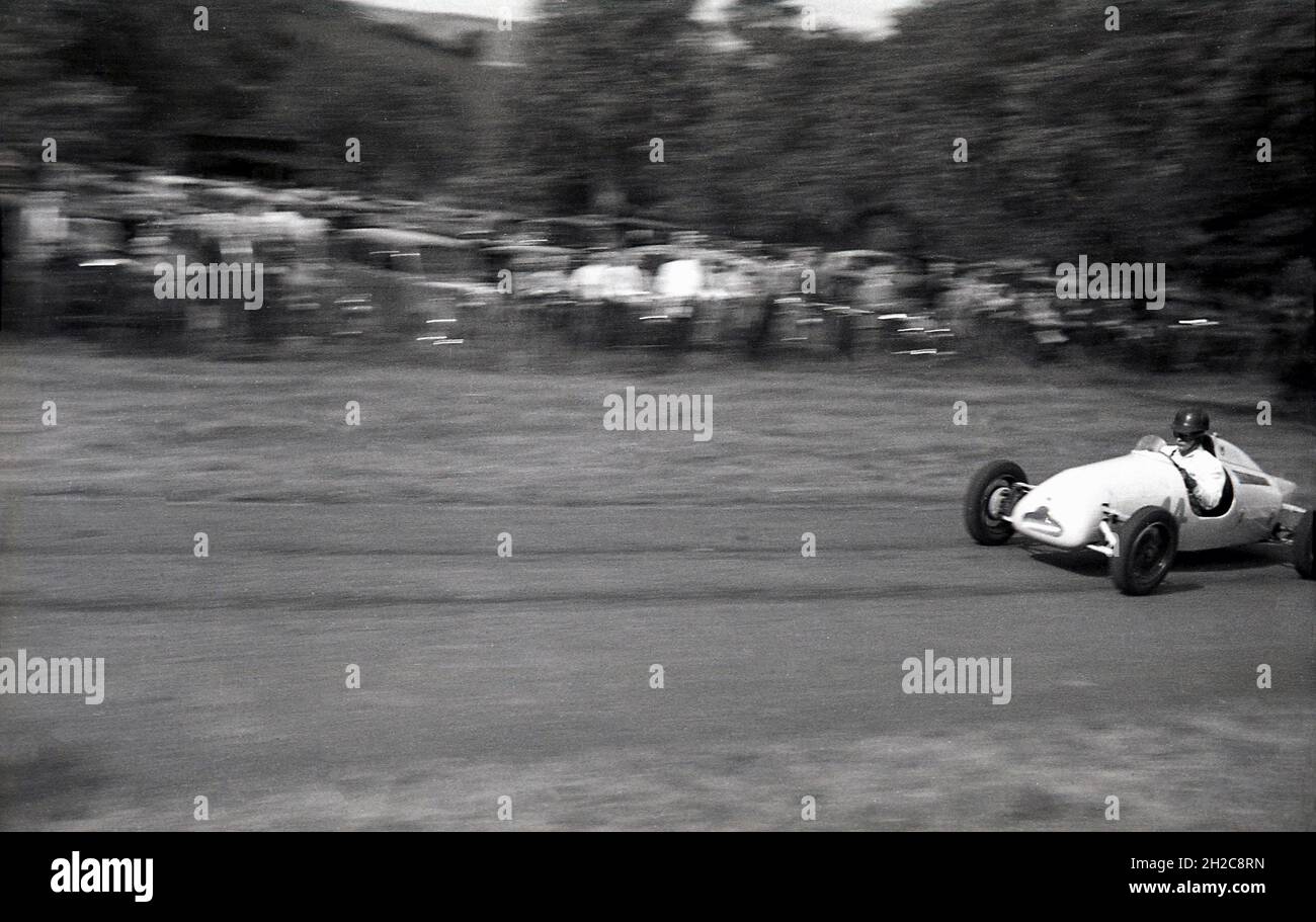 1960s, motor sport, a single-seater, rear-engine, open-wheeled Cooper-JAP motor racing car on the track, England, UK, possibly at Goodwood. International Formual 3 developed from the 'poor man's motor racing car', as John Cooper had used the front ends of scrap Fiat Topolino cars and a speedway JAP air-cooled motorcycle engine to create the Cooper-JAP 500cc single-seater. A legendary name in British motor sport, in 1959 the marque won the F1 Drivers’ World Championship with Jack Brabham and the Constructors’ title with the works team and the privately-entered cars driven by Stirling Moss. Stock Photo