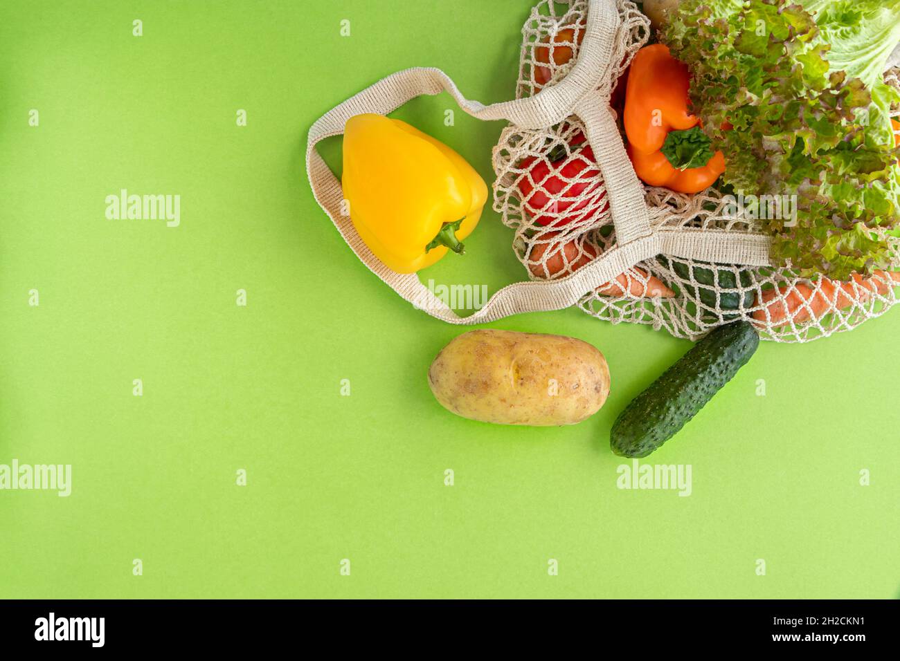 Package-free food shopping. top view of eco friendly natural bag with vegetables. Zero waste concept. Sustainable lifestyle concept. Plastic free items. Flat lay. Copy space Stock Photo