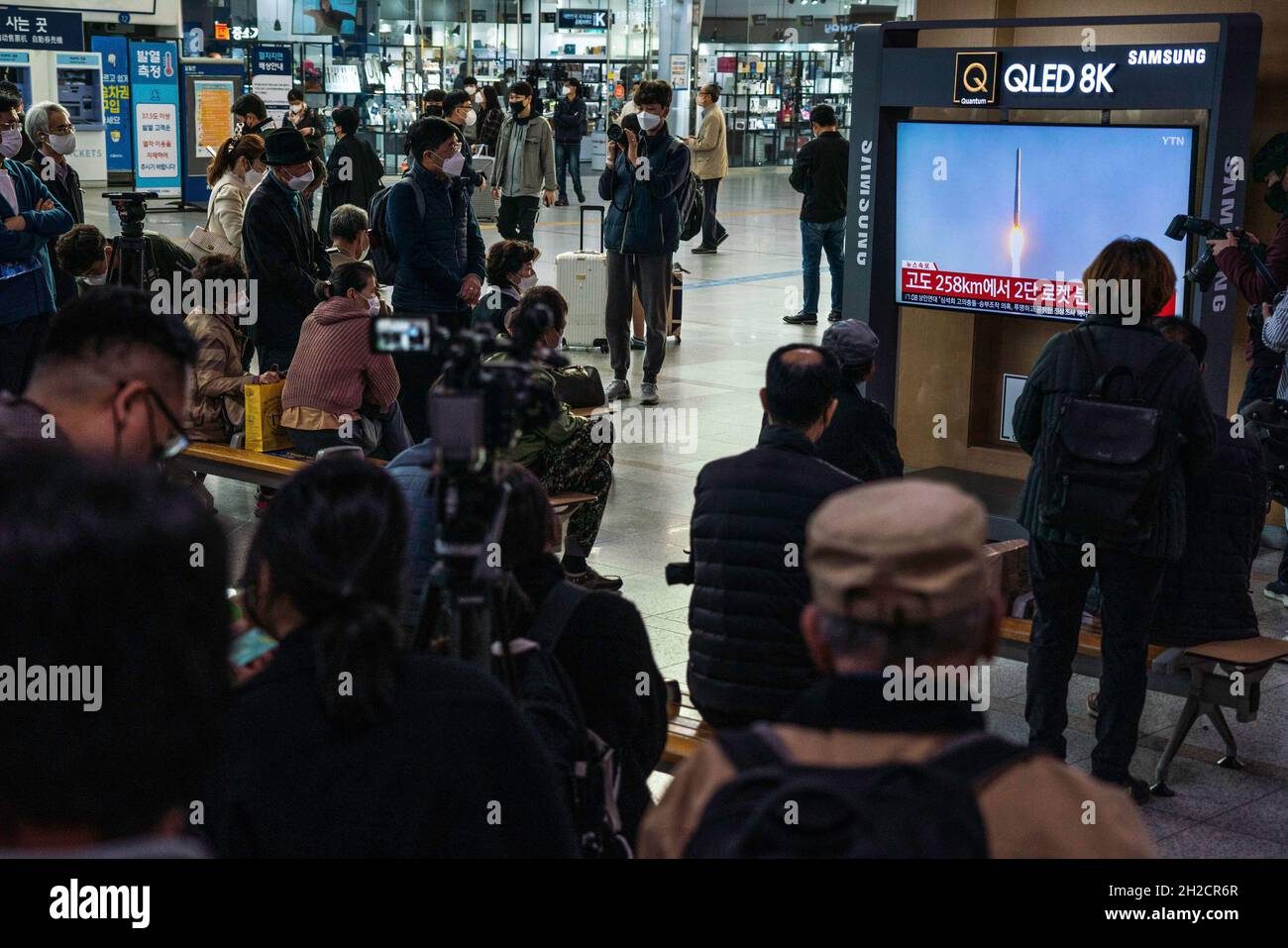 Seoul, South Korea. 21st Oct, 2021. People watch the launch of The Korean Satellite Launch Vehicle II, known as Nuri, on TV at Seoul Railway Station. South Korea launched its first homegrown rocket The Korean Satellite Launch Vehicle II, known as NURI. Credit: SOPA Images Limited/Alamy Live News Stock Photo