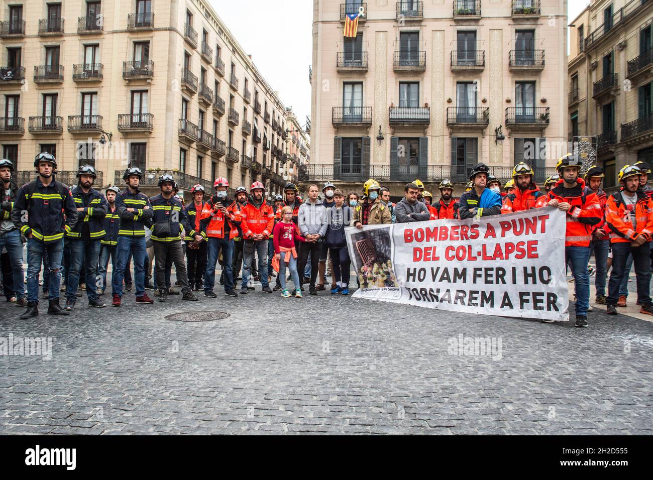 Barcelona, Catalonia, Spain. 21st Oct, 2021. Demonstrating firefighters are seen with a banner that reads, Firefighters on the brink of collapse, we did it and we will do it again.The firefighters of Barcelona have honored in the Sant Jaume square in Barcelona in front of the generality of Catalonia the colleague by profession Juan Liebana, the young thirty-year-old firefighter who died in June after being seriously injured in the fire of a car workshop in a city near Barcelona, Vilanova y la Geltru. About 500 firefighters have also demonstrated against the precariousness they suffer, dress Stock Photo
