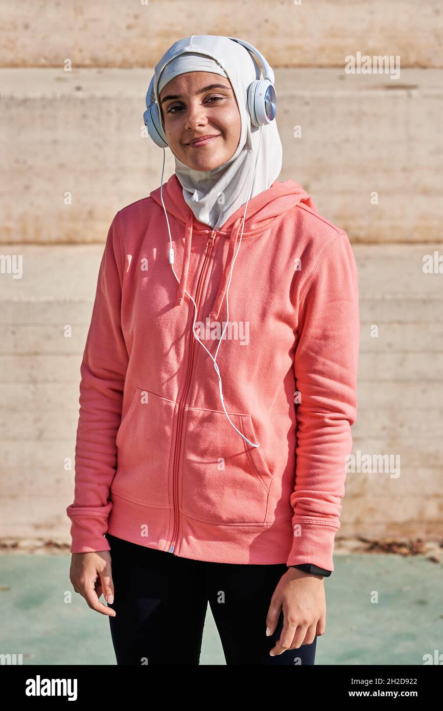Young muslim sportswoman in hijab standing Stock Photo - Alamy