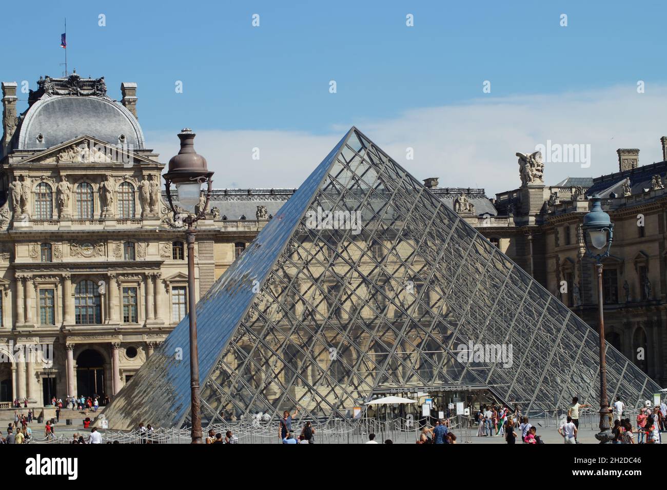 Glaspyramide im Innenhof des Louvre - Paris Stock Photo