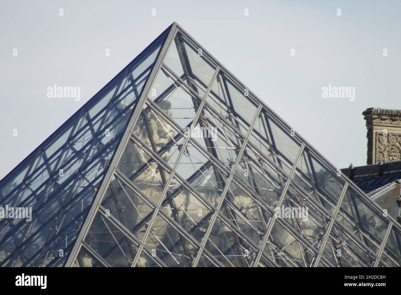 Glaspyramide im Innenhof des Louvre - Paris Stock Photo