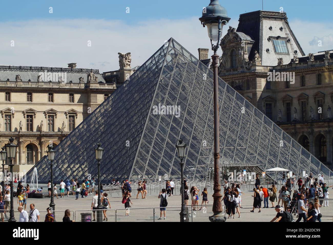 Glaspyramide im Innenhof des Louvre - Paris Stock Photo