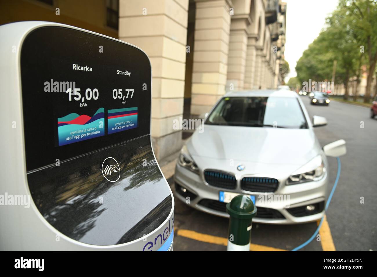 TURN, ITALY - Jun 19, 2019: Un primo piano verticale del caricatore per auto  elettrica della centrale elettrica Enel x Foto stock - Alamy