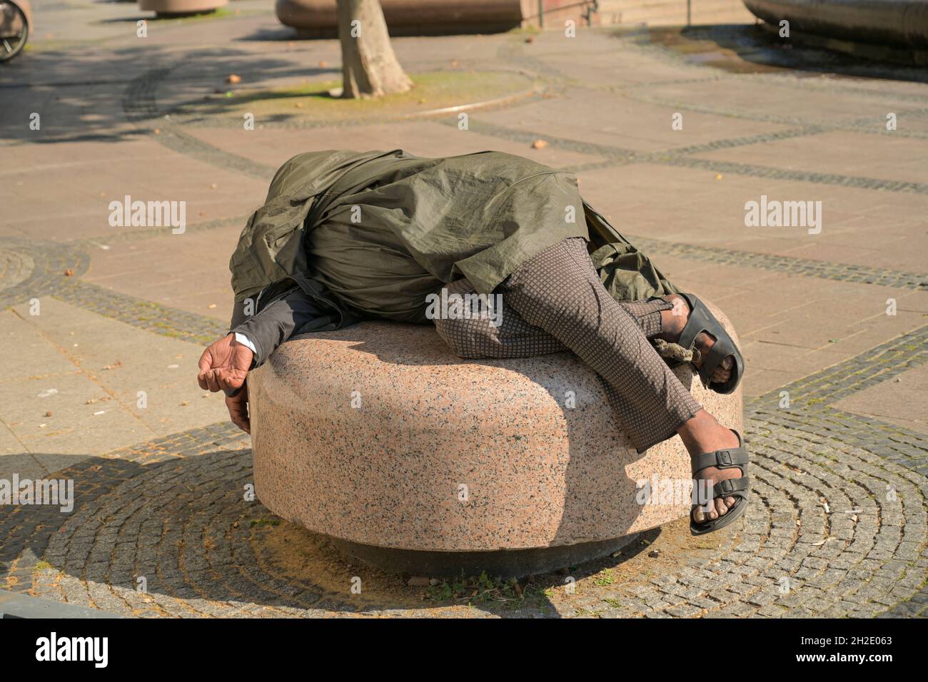 Obdachloser Trinker, Breitscheidplatz, Charlottenburg, Charlottenburg-Wilmersdorf, Berlin, Deutschland Stock Photo