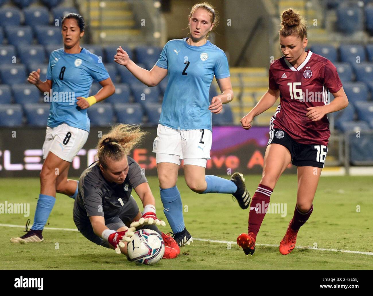 Petach Tikwa, Israel. 21st Oct, 2021. Football, Women: World Cup qualifying Europe, Group H, Israel - Germany, at HaMoshava Stadium. Israel's goalkeeper Amit Beilin (2nd from left) manages to keep the ball from Germany's Linda Dallmann (r). Shani David (l) and Lior Edri slow down. Credit: Berney Ardov/dpa/Alamy Live News Stock Photo
