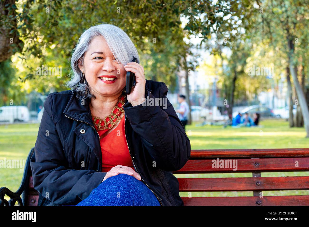 Mature woman park bench hi-res stock photography and images - Alamy