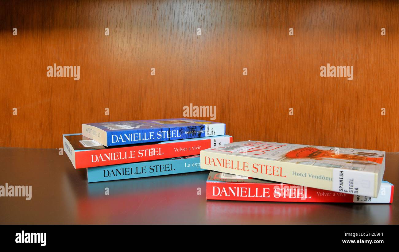 Book spines of assorted Spanish translations of novels by Danielle Steel: Friends Forever, Fall from Grace, Hotel Vendome, Spy. Stock Photo