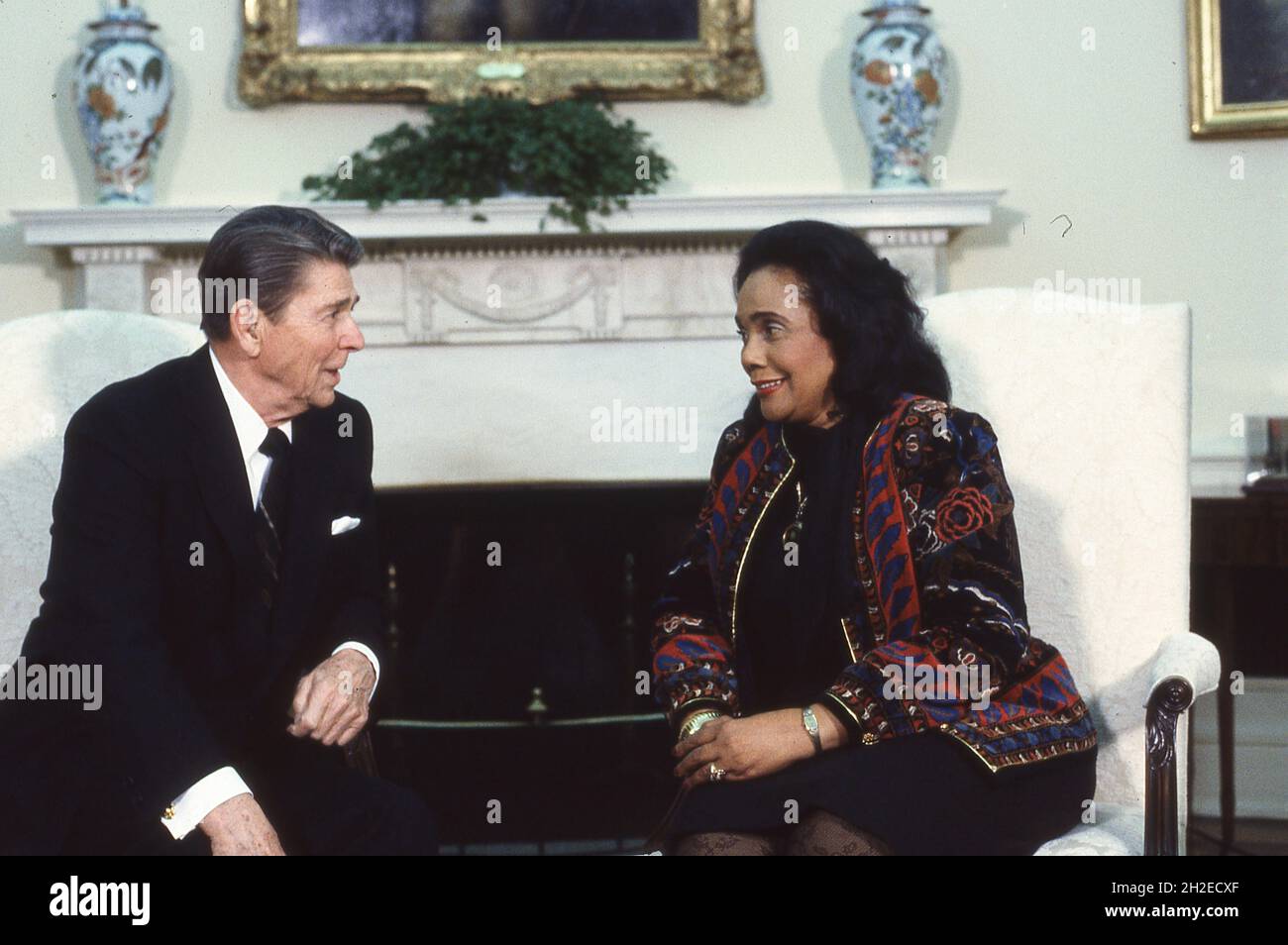 President Ronald Reagan and  Coretta Scott Kingmeet in the Oval office in Janurary 1986   Photograph by Dennis Brack BB79 Stock Photo