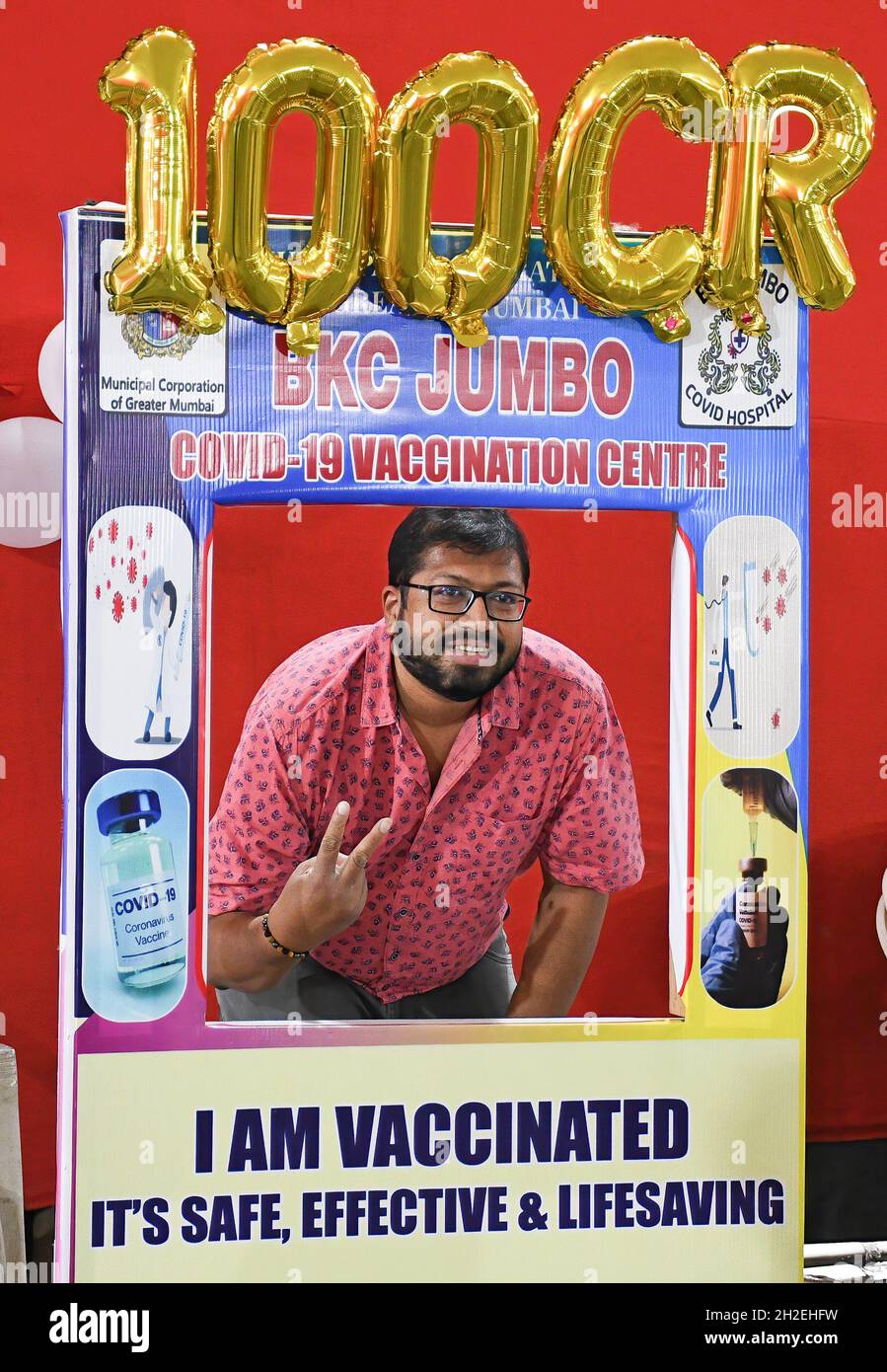 Mumbai, India. 21st Oct, 2021. A man poses for a photo after getting vaccination at Bandra Kurla Complex vaccination as India crosses 1,000,000,000 (one billion) vaccinations. (Photo by Ashish Vaishnav/SOPA Images/Sipa USA) Credit: Sipa USA/Alamy Live News Stock Photo