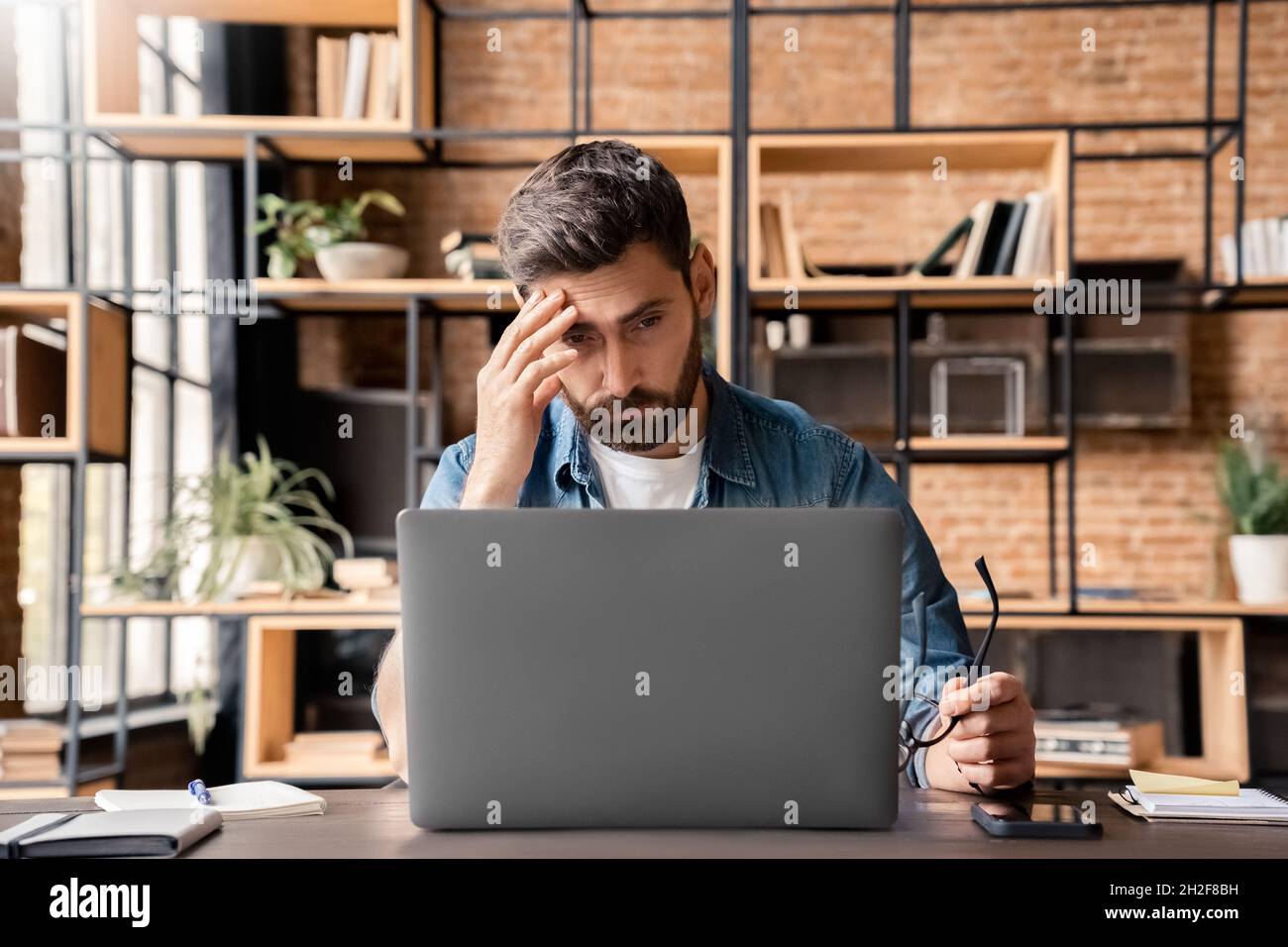 Employee stress desk hi-res stock photography and images - Alamy