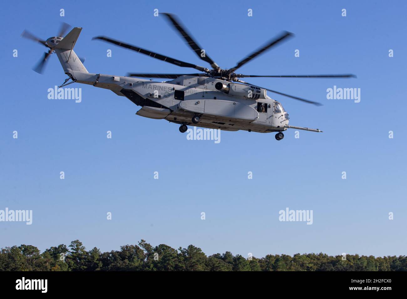 A CH-53K King Stallion assigned to Marine Operational Test and Evaluation Squadron (VMX) 1 transports Marines with 1st Battalion, 2nd Marine Regiment, at Marine Corps Auxiliary Landing Field Bogue, North Carolina, Oct. 20, 2021. The CH-53K King Stallion will replace the CH-53E Super Stallion, which has served the Marine Corps for 40 years, and will transport Marines, heavy equipment, and supplies during ship-to-shore movement in support of amphibious assault and subsequent operations ashore. (U.S. Marine Corps photo by Lance Cpl. Elias E. Pimentel III) Stock Photo