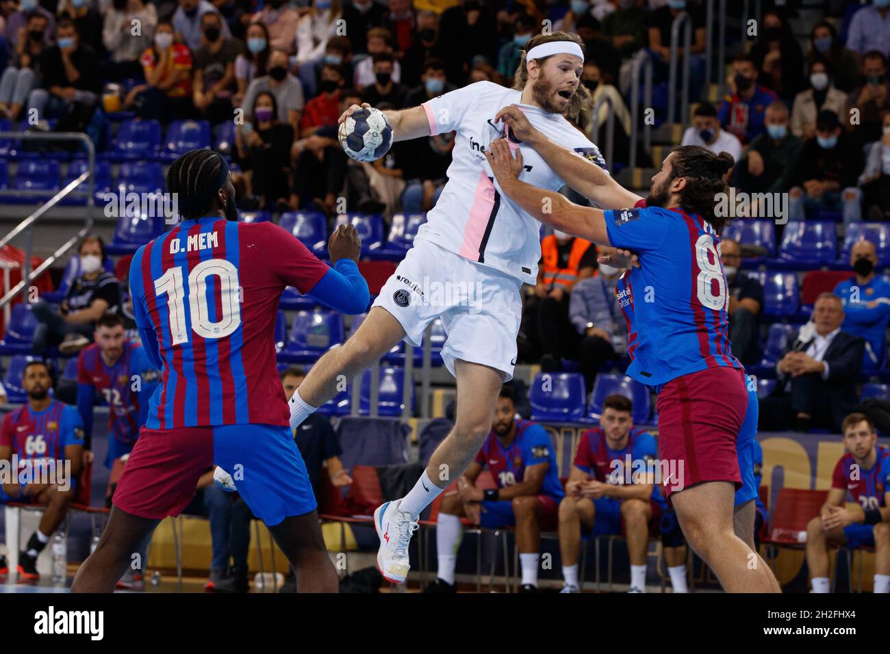 Barcelona, Spain. 21st Oct, 2021. Mikkel Hansen of PSG Handball in action with Luis Frade of FC Barcelona during the EHF Champions League match between FC Barcelona and PSG Handball at Palau Blaugrana in Barcelona. (Credit Image: © David Ramirez/DAX via ZUMA Press Wire) Stock Photo