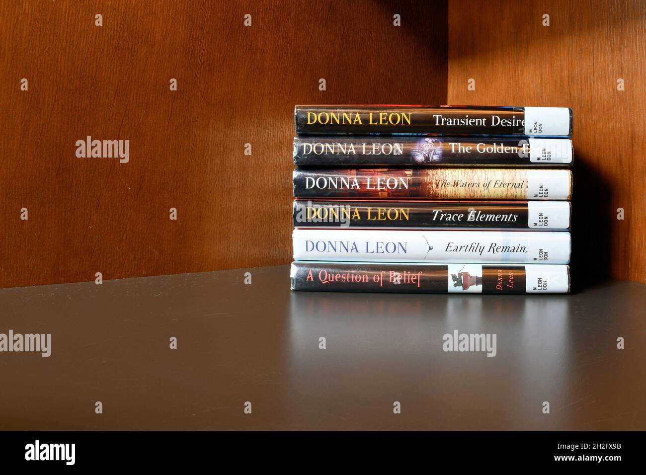Assorted crime fiction by Donna Leon with a library's Dewey Decimal Classification system numbers on the spine; Commissario Brunetti series novels. Stock Photo