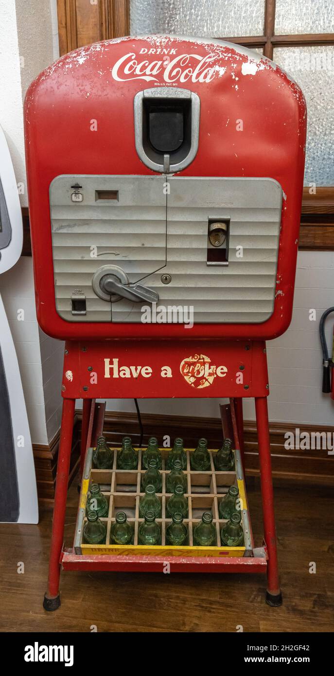 Vintage Coca-Cola vending machine, circa 1930s - Inverness, Florida, USA Stock Photo