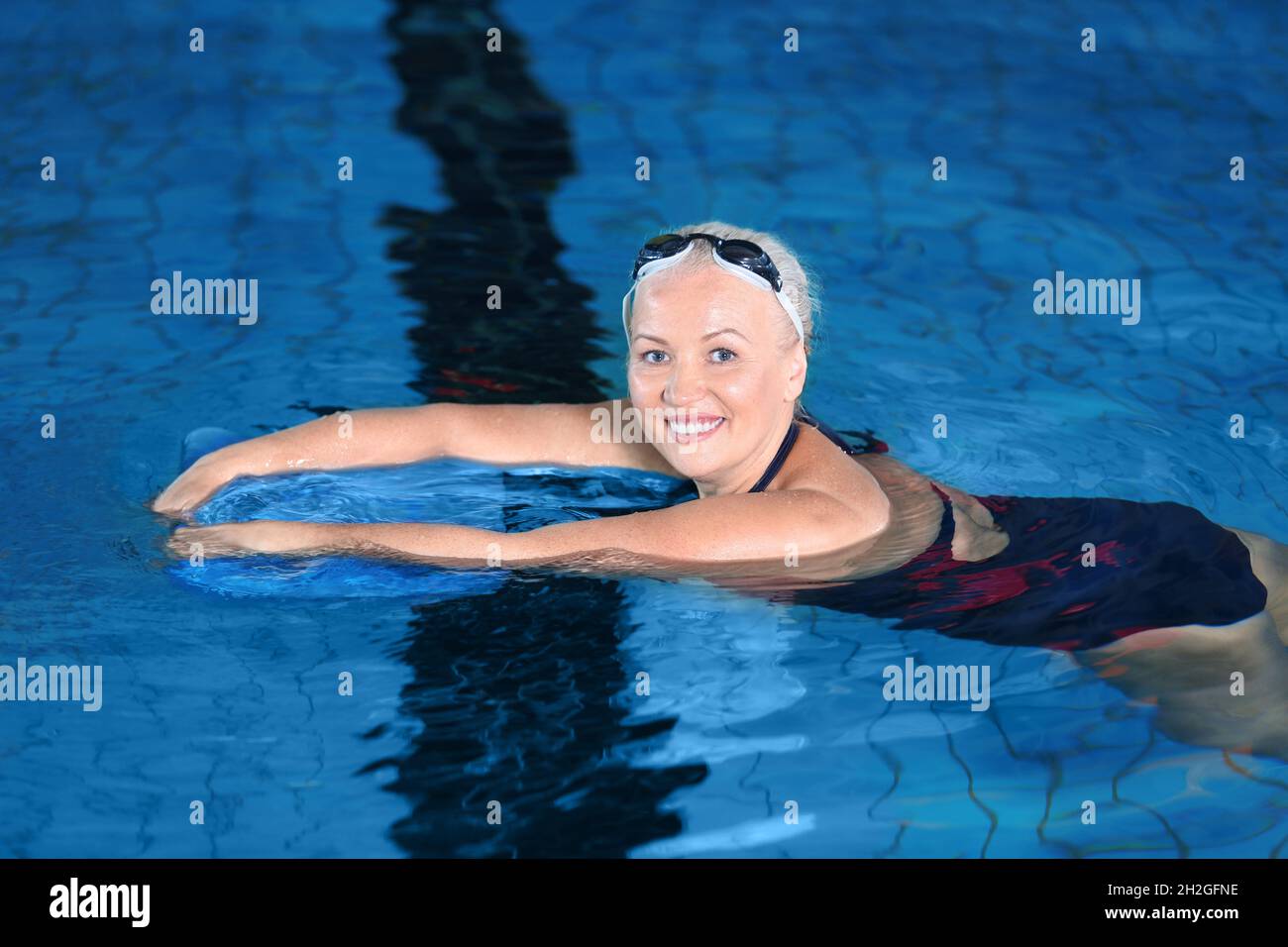 Mature woman swimming indoor hi-res stock photography and images - Alamy