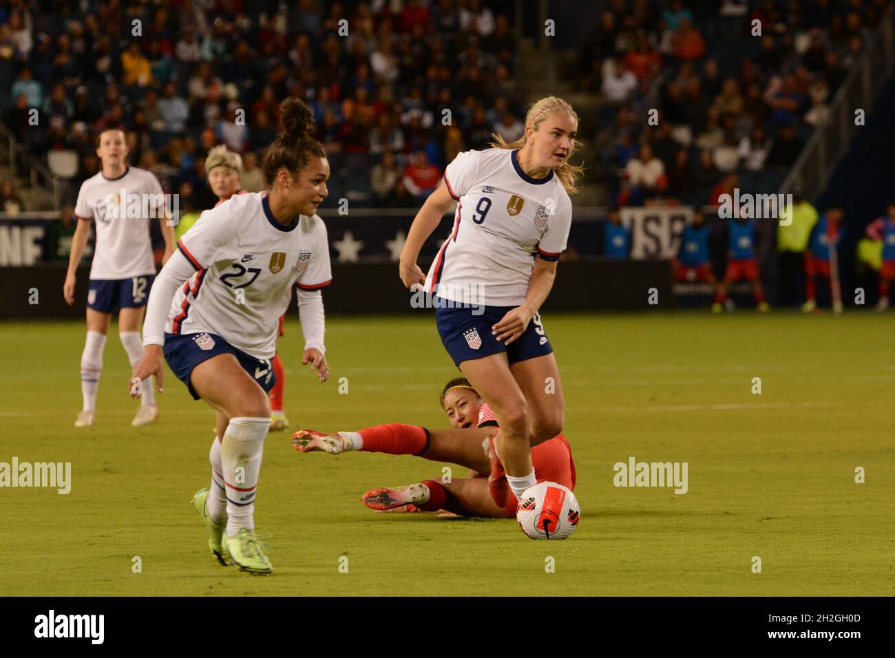 Kansas City, United States. 21st Oct, 2021. Kansas City, Kansas, October 21, Lindsey Horan (9 United States) gets by Sohyun CHO (8 Korea Ruplic) during the Womens International friendly football match between the United States and Korea Republic at Childrens Mercy Park in Kansas City, United States. **NO COMMERCIAL USE** Kat Farris/Sports Press Photo Credit: SPP Sport Press Photo. /Alamy Live News Stock Photo