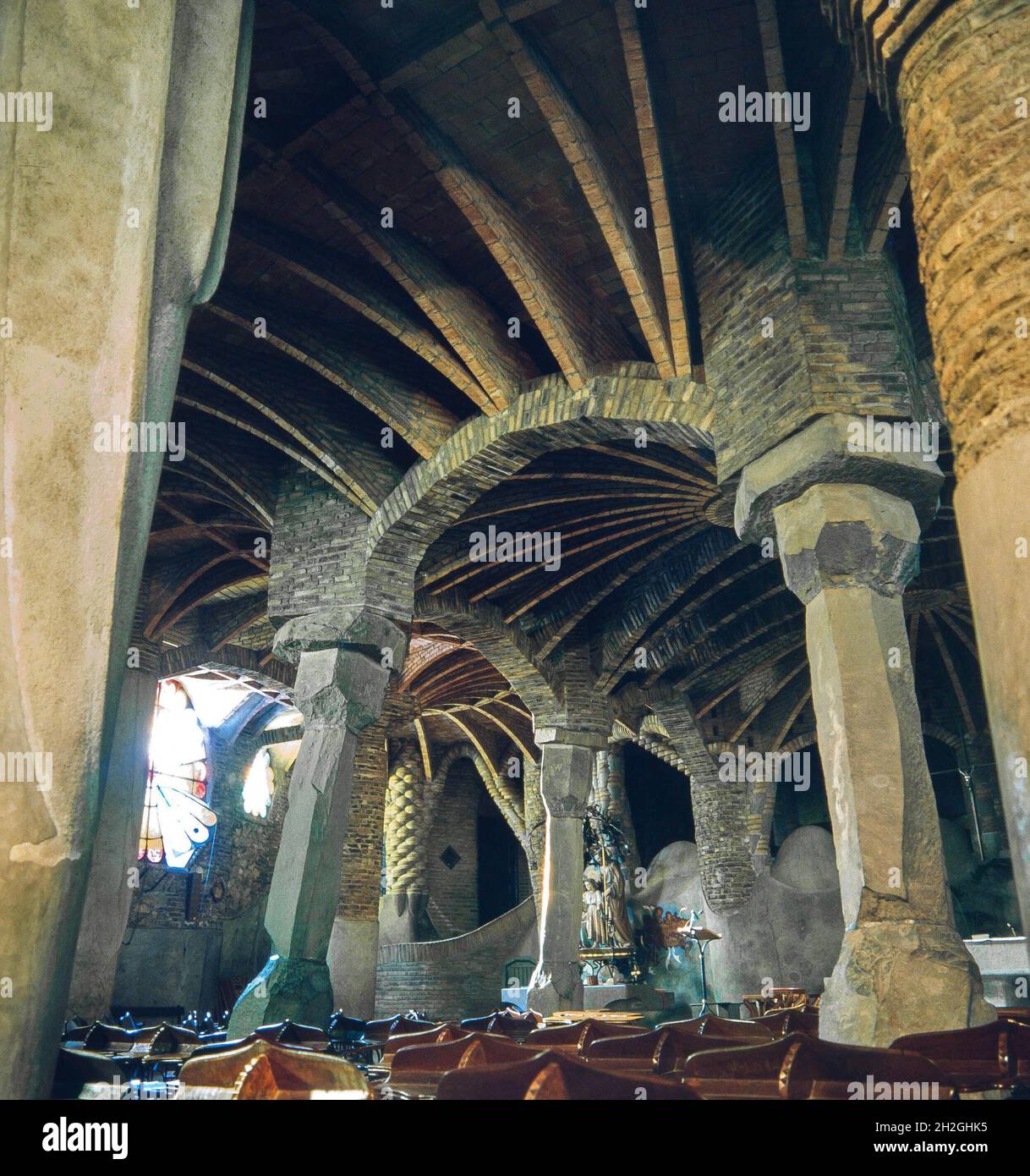 Antoni Gaudí / Edificio de la Cripta. Colonia Güell, situada en la ...