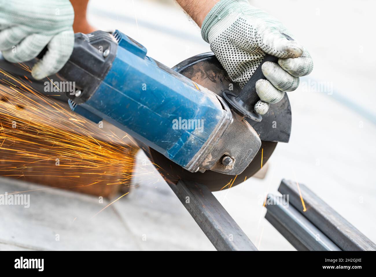 working with a circular saw cutting metal closeup Stock Photo Alamy