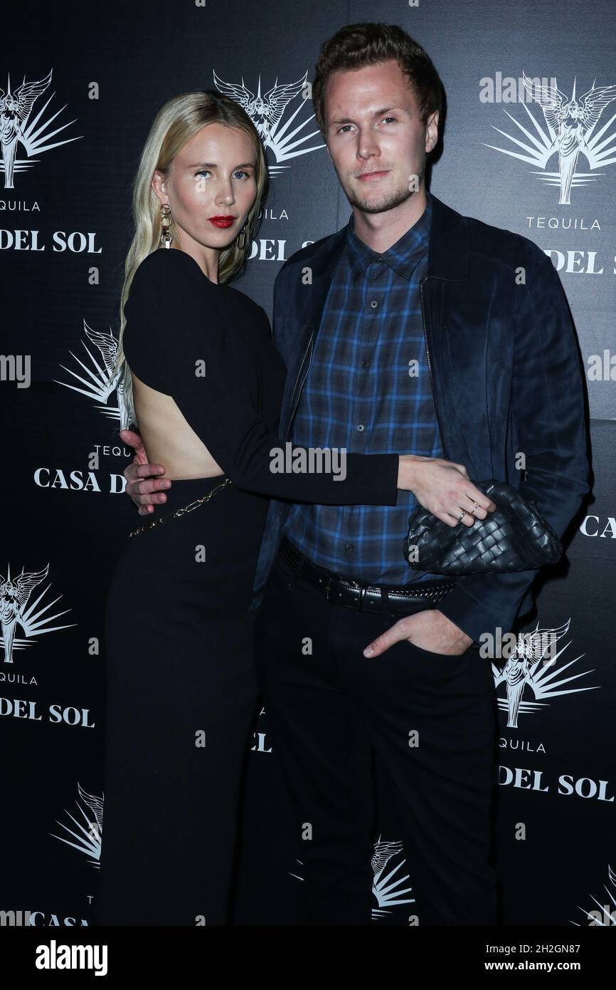 Los Angeles, United States. 21st Oct, 2021. LOS ANGELES, CALIFORNIA, USA - OCTOBER 21: Socialite Tessa June Grafin von Walderdorff Hilton and husband Barron Hilton II arrive at Brian Bowen Smith's Drivebys Book Launch And Gallery Viewing Presented By Casa Del Sol Tequila held at 8175 Melrose Ave on October 21, 2021 in Los Angeles, California, United States. (Photo by Xavier Collin/Image Press Agency) Credit: Image Press Agency/Alamy Live News Stock Photo