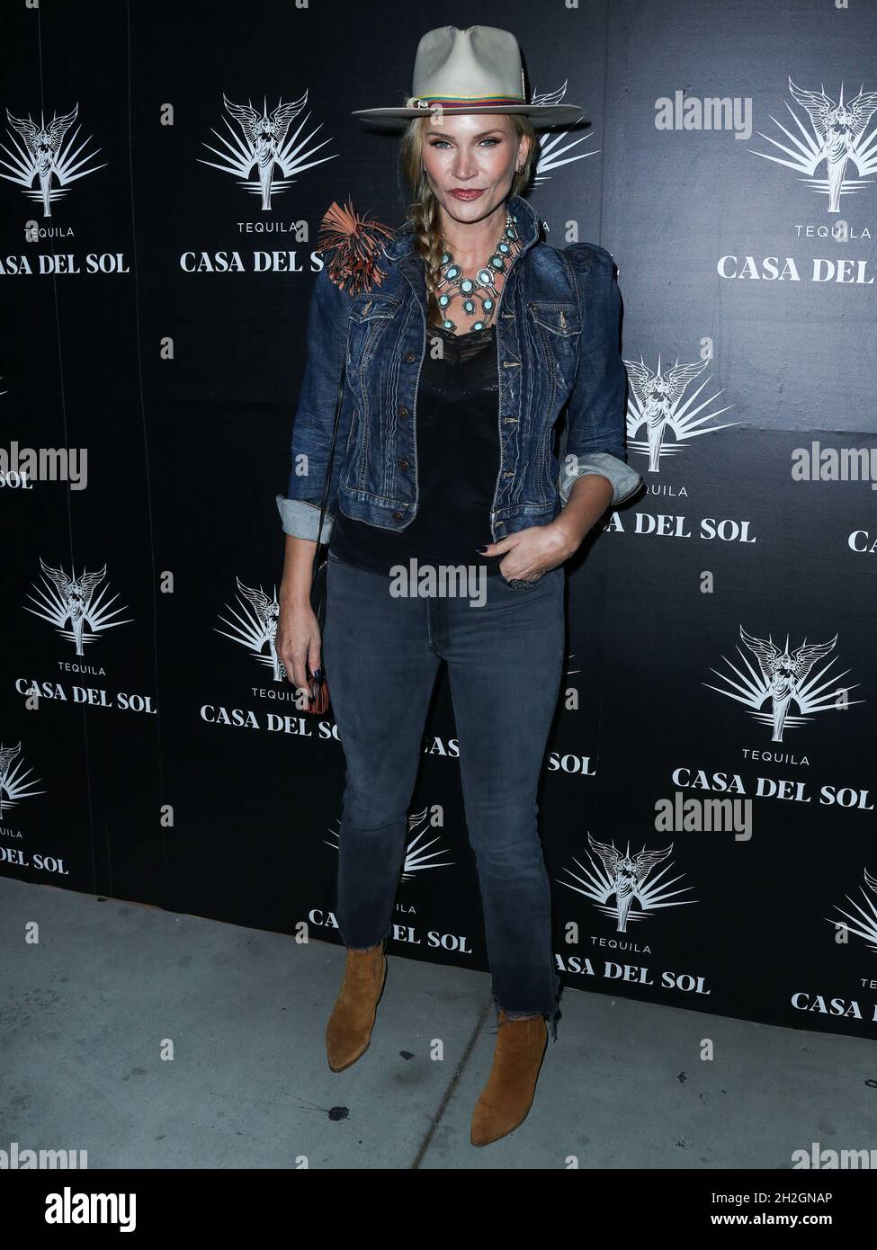 Los Angeles, United States. 21st Oct, 2021. LOS ANGELES, CALIFORNIA, USA - OCTOBER 21: Actress Natasha Henstridge arrives at Brian Bowen Smith's Drivebys Book Launch And Gallery Viewing Presented By Casa Del Sol Tequila held at 8175 Melrose Ave on October 21, 2021 in Los Angeles, California, United States. (Photo by Xavier Collin/Image Press Agency) Credit: Image Press Agency/Alamy Live News Stock Photo