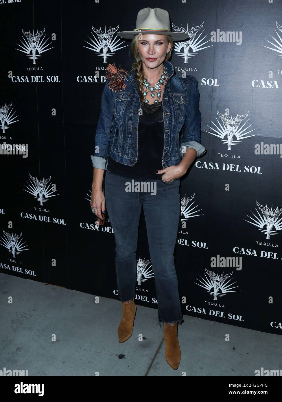 Los Angeles, United States. 21st Oct, 2021. LOS ANGELES, CALIFORNIA, USA - OCTOBER 21: Actress Natasha Henstridge arrives at Brian Bowen Smith's Drivebys Book Launch And Gallery Viewing Presented By Casa Del Sol Tequila held at 8175 Melrose Ave on October 21, 2021 in Los Angeles, California, United States. (Photo by Xavier Collin/Image Press Agency/Sipa USA) Credit: Sipa USA/Alamy Live News Stock Photo