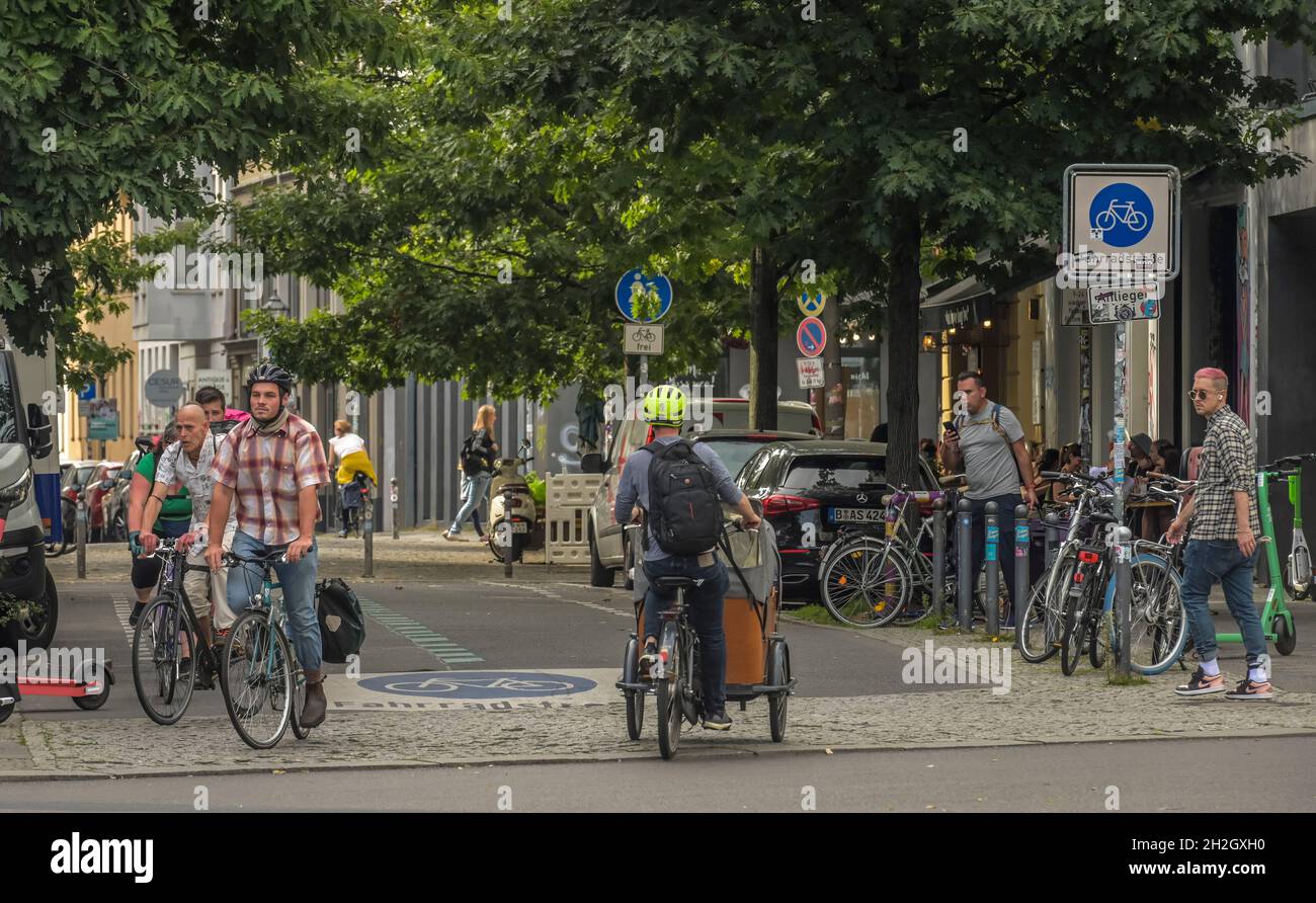 Fahrradstraße, Radfahrer, Linienstraße, Mitte, Berlin, Deutschland Stock Photo