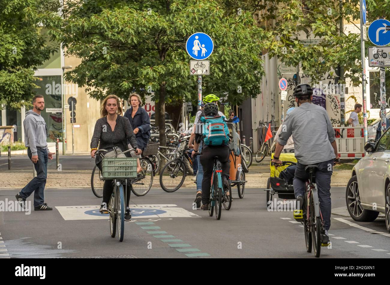 Fahrradstraße, Radfahrer, Linienstraße, Mitte, Berlin, Deutschland Stock Photo