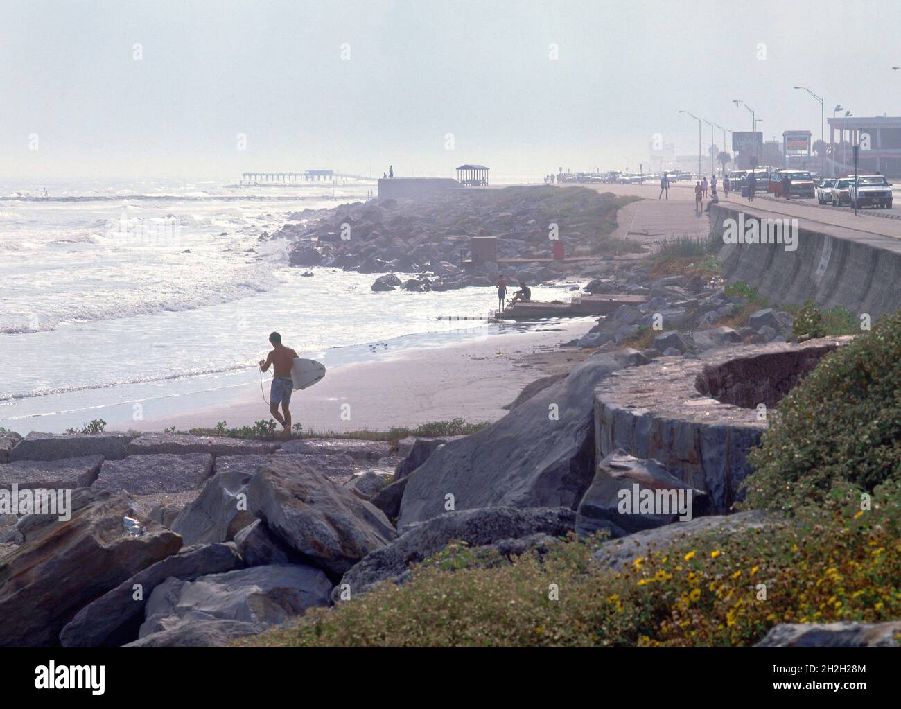 GOLFO DE MEXICO SURFISTA EN LA PLAYA. Location COSTA. GALVESTONTEXAS