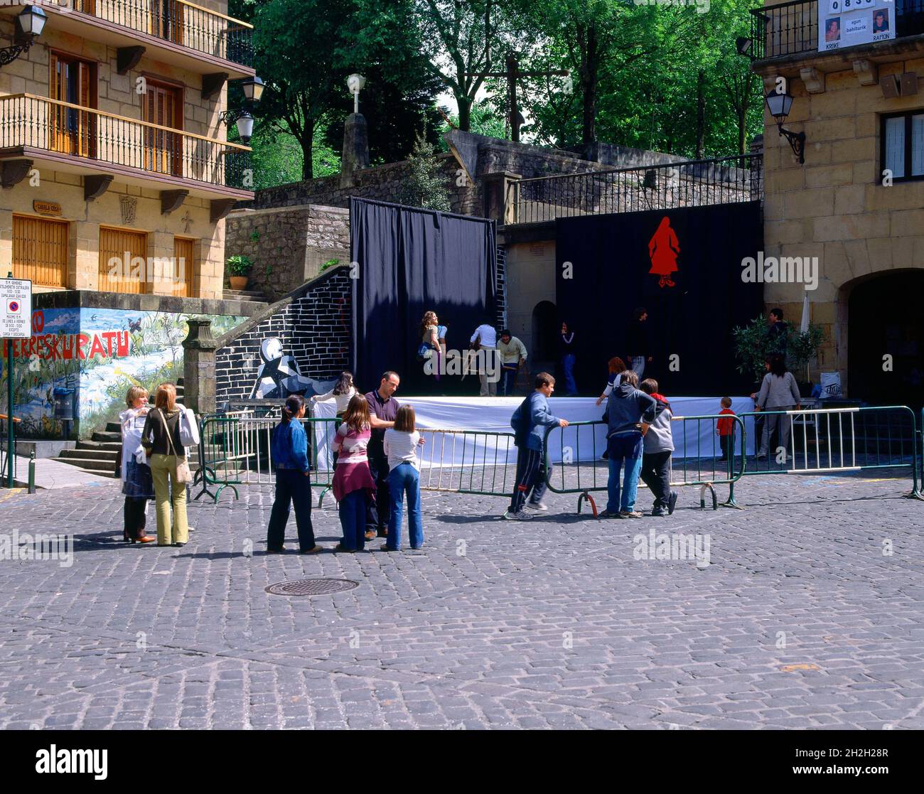 JOVENES MONTANDO UN ESCENARIO EN LA PLAZA DEL SANTUARIO. Location: EXTERIOR. LEZO. Guipuzcoa. SPAIN. Stock Photo