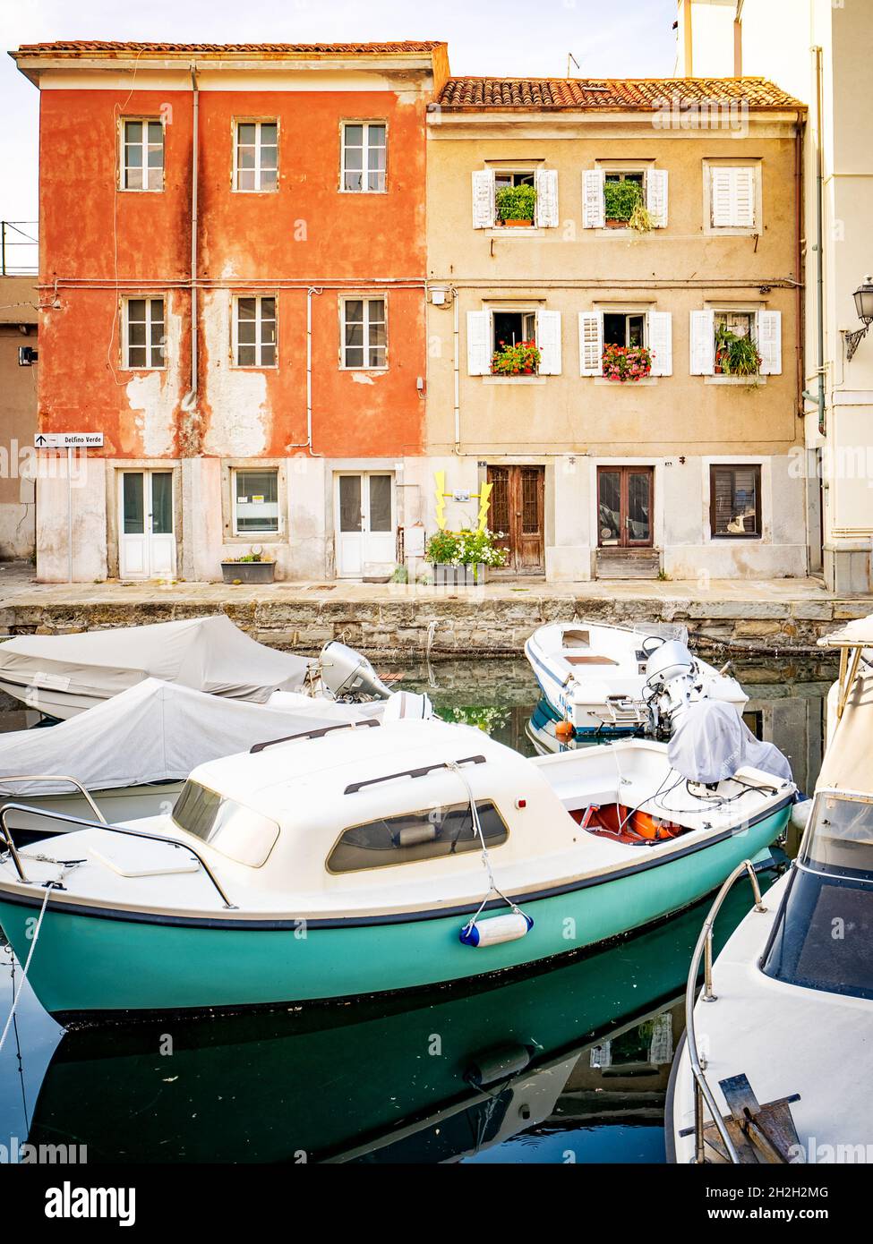Cobblestone street in venice hi-res stock photography and images - Alamy
