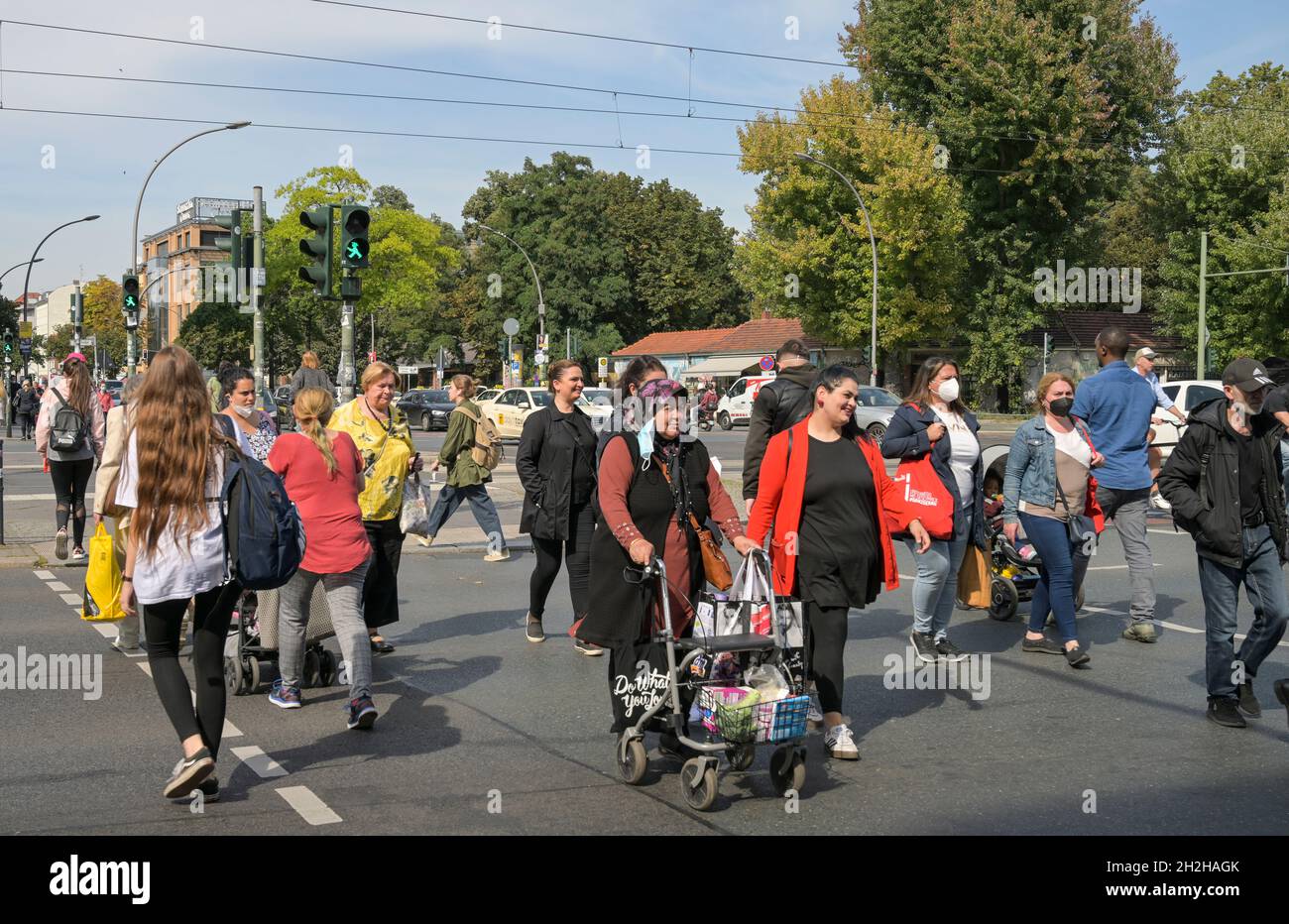 Straßenszene Fussgänger Überweg, Ampel, Müllerstraße / Seestraße, Wedding, Mitte, Berlin, Deutschland Stock Photo