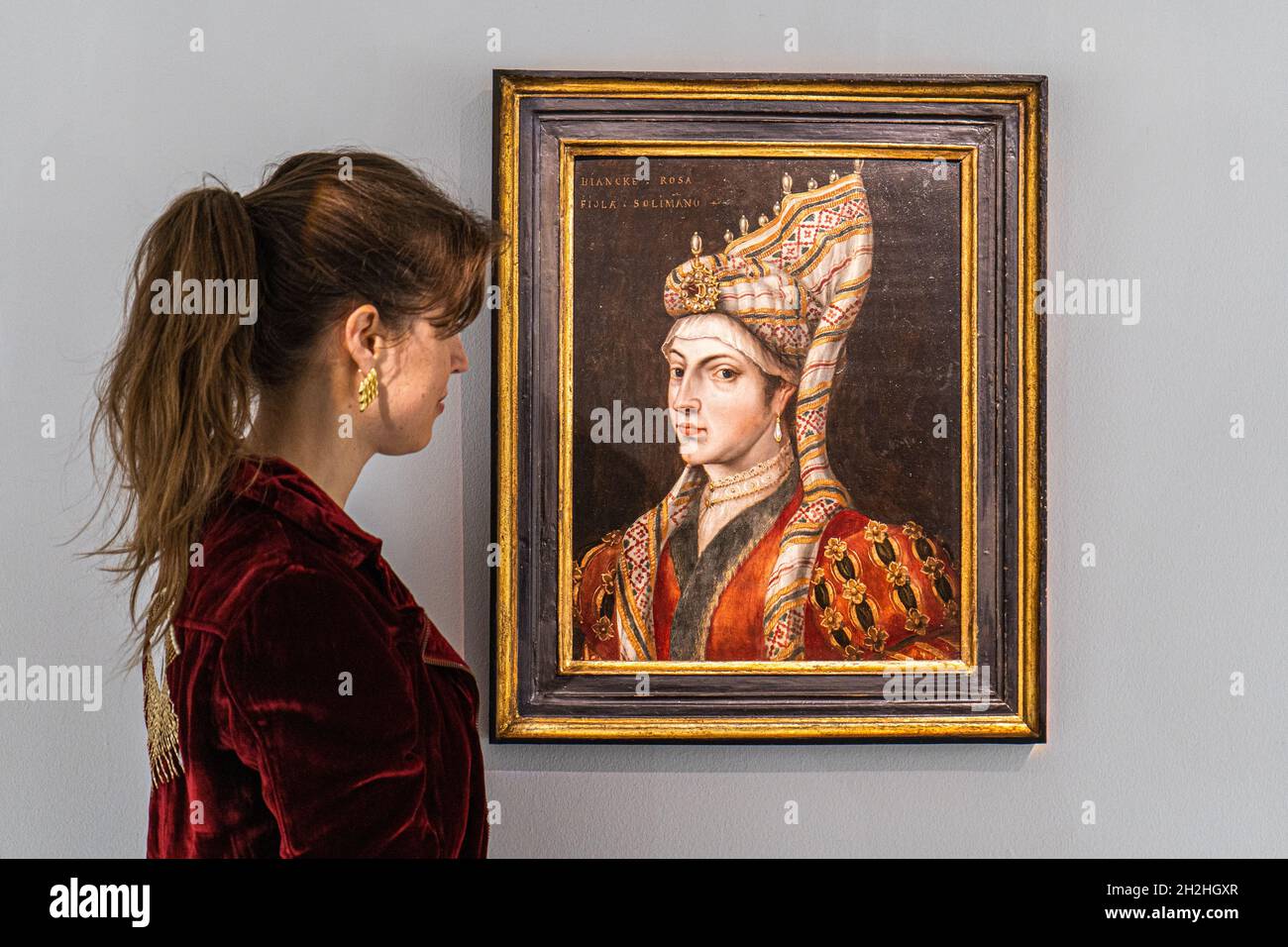 LONDON, UK. 22 Oct, 2021. A portrait of Roxelana (Haseki Hurrem Sultan,1506-58, by a follower of Titian,Northern Europe, late 16th/early,17th century. Sotheby's Arts of the Islamic World & India auction which celebrates the production of historic objetcs, paintings and manuscripts from across a multitude of contincents and over ten centuries. The sale will take place on 27 October. Credit: amer ghazzal/Alamy Live News Stock Photo