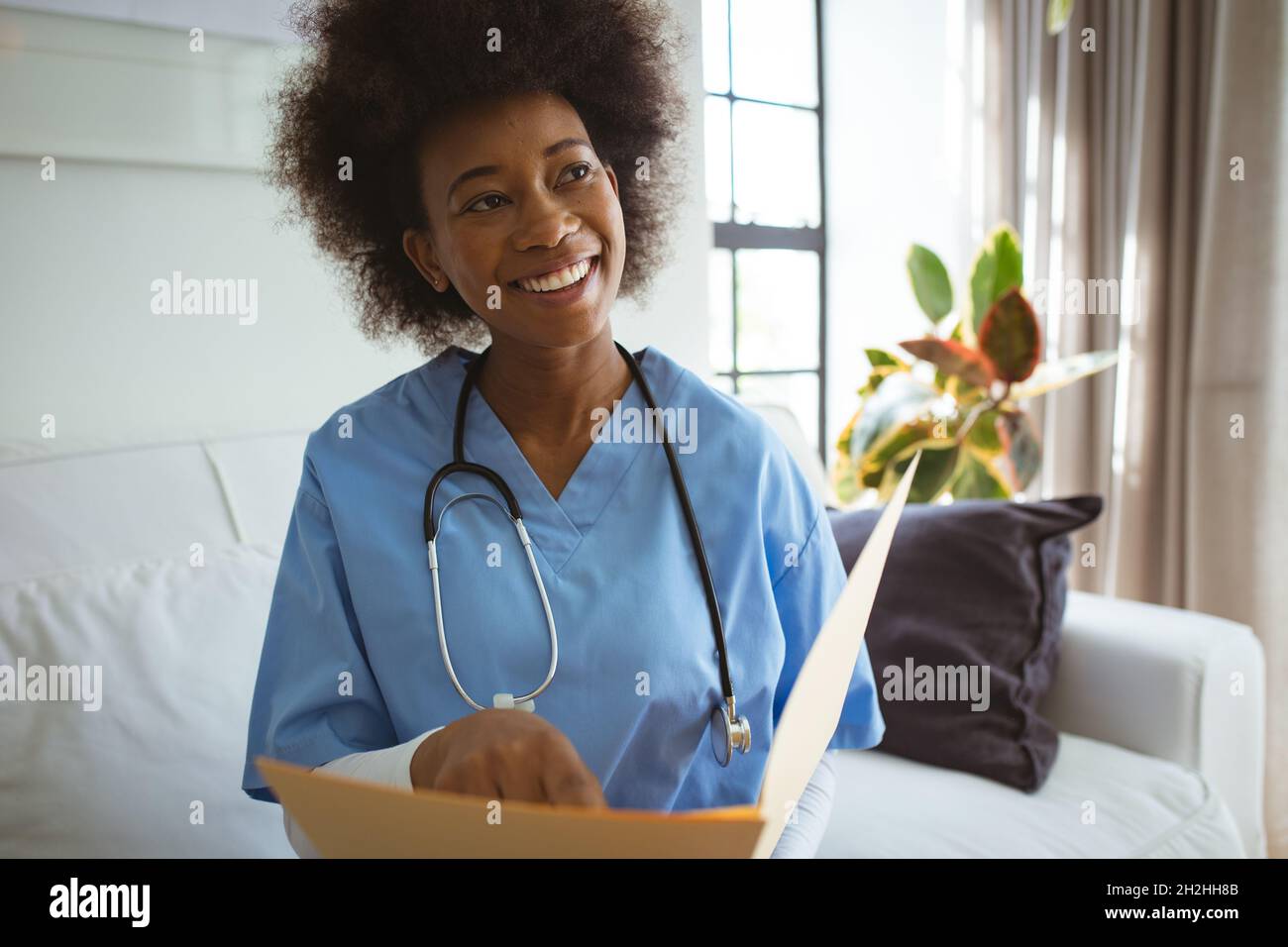 African american female doctor hi-res stock photography and images - Alamy