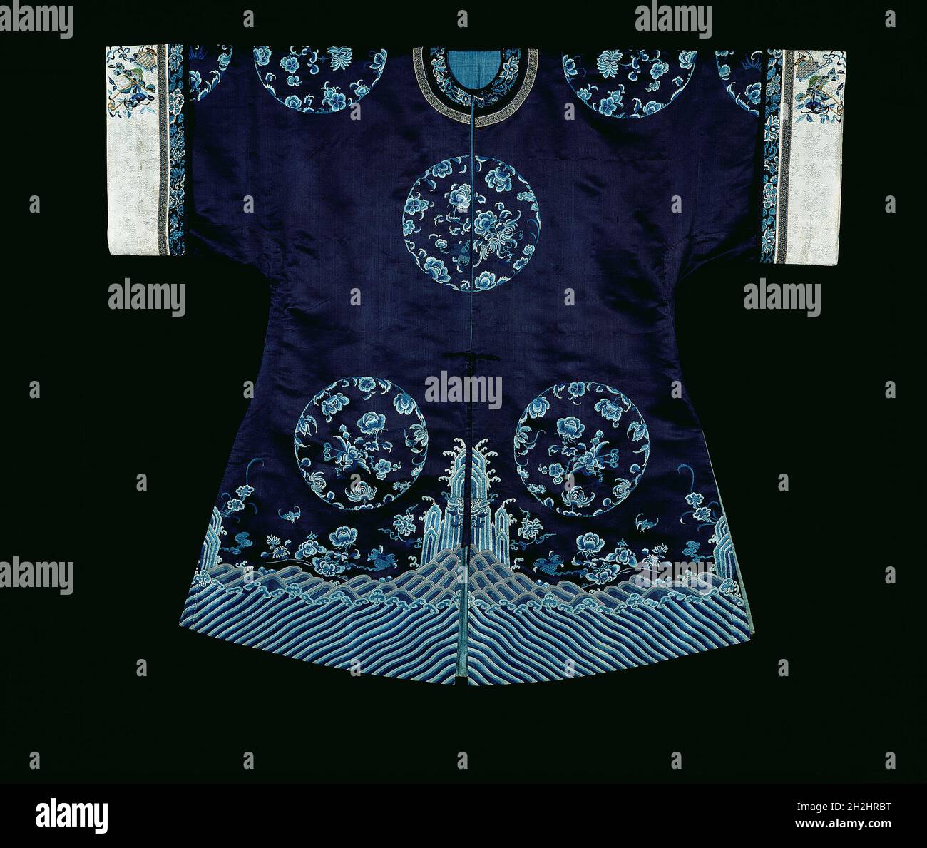 Waitao Woman's Waitao (Semiformal Domestic Surcoat), China, Qing dynasty (1644 ...
