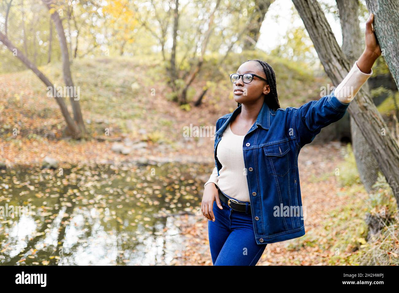 African woman walking hi-res stock photography and images - Alamy