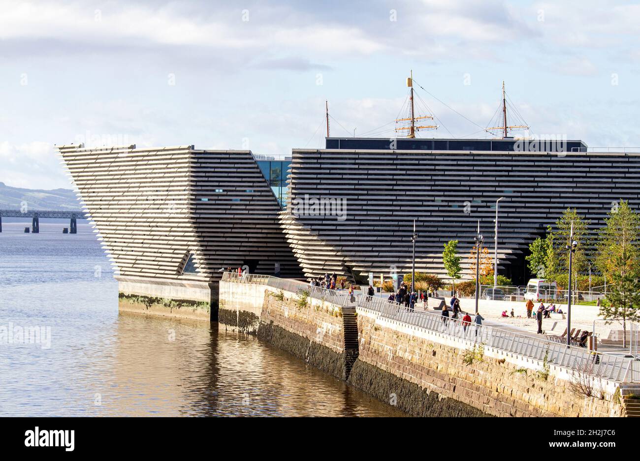 Dundee, Tayside, Scotland, UK. 22nd Oct, 2021. UK Weather: Warm Autumn sunshine across North East Scotland with temperatures reaching 12°C. Autumn landscape showing a breathtaking view of the V&A Design Museum along the Dundee waterfront observed from the Tay road bridge. Credit: Dundee Photographics/Alamy Live News Stock Photo