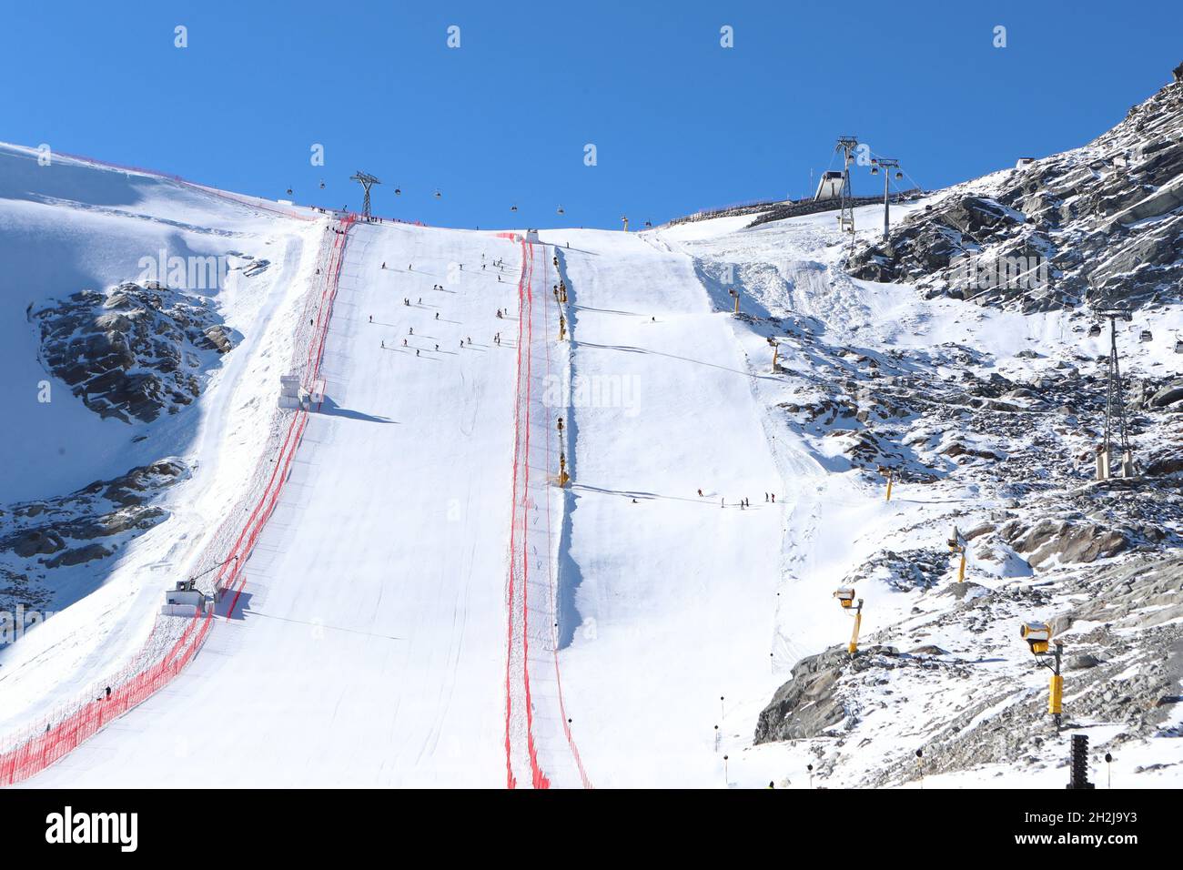 Solden, Austria. 22nd Oct, 2021. Alpine Ski World Cup 2021-2022 - The Glacier Slope before the Giant Slalom opening race as part of the Alpine Ski World Cup in Solden on October 22, 2021; (Photo by Pierre Teyssot/ESPA-Images) Credit: European Sports Photo Agency/Alamy Live News Stock Photo