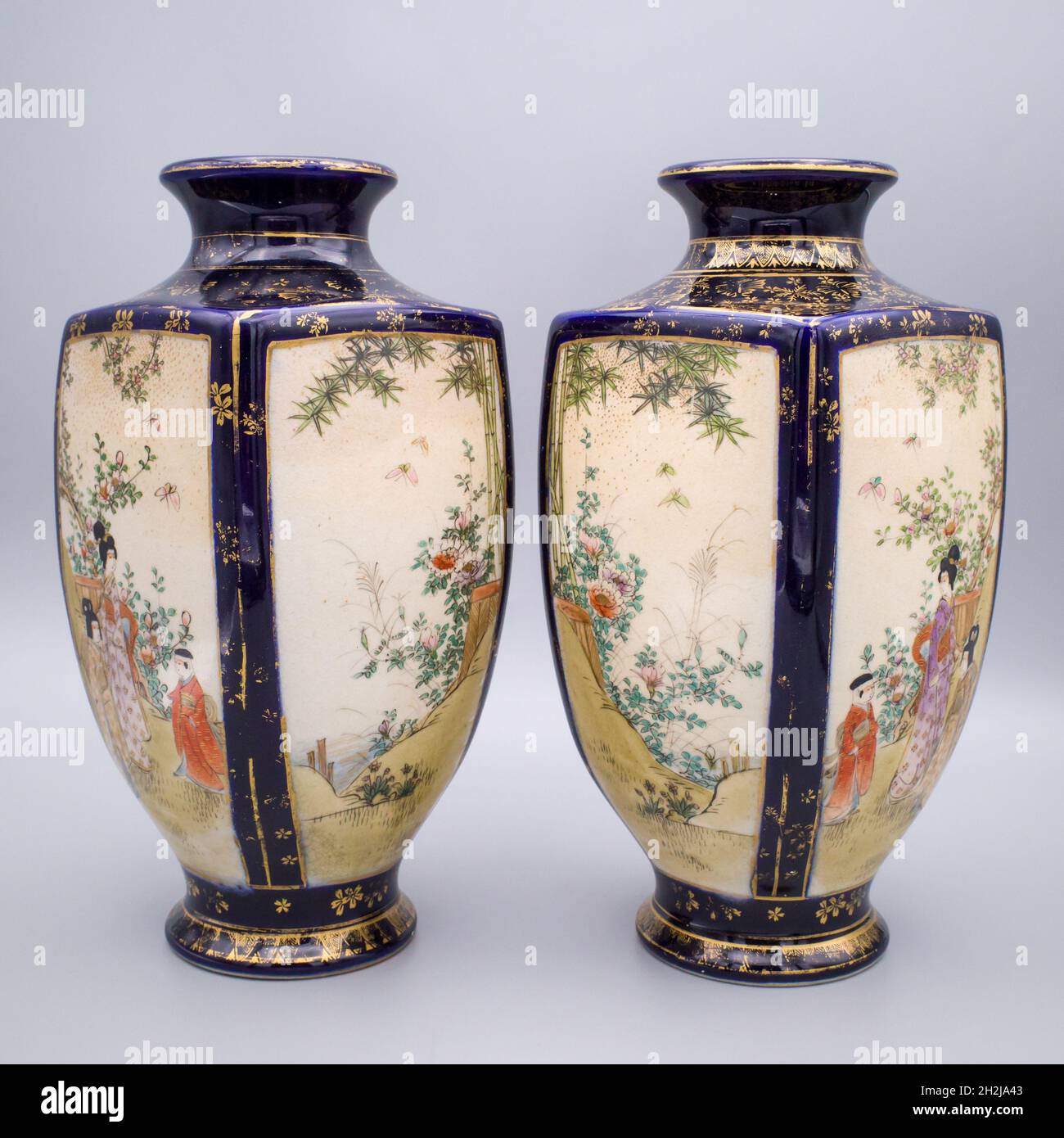 Japanese vases hi-res stock photography and images - Alamy