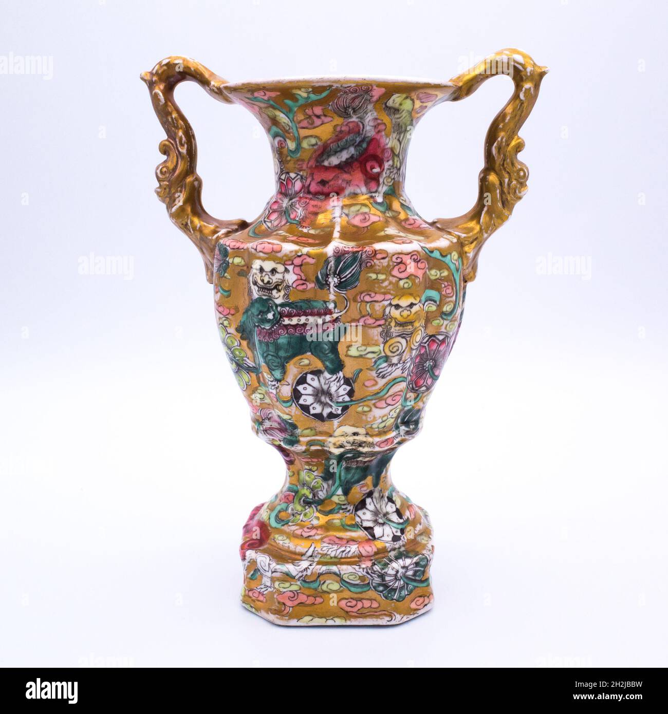 Antique English Mason’s Ironstone Bandana Pattern Chinoiserie Gilt Vase with Twin Handles Stock Photo